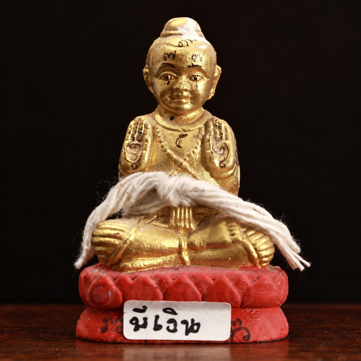 龍波川財寶搬運古曼童正面實拍,金色童子盤坐紅色蓮座,身前繫有白色線繩