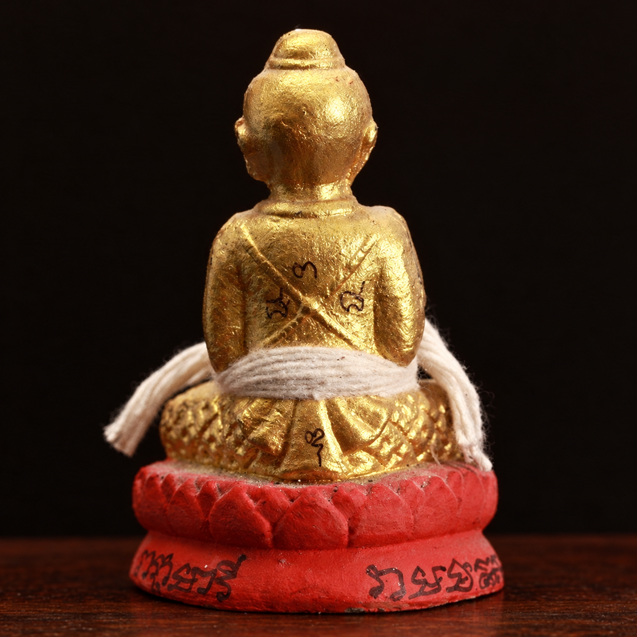 龍波川財寶搬運古曼童背面實拍,可見背部符字、白色線繩及紅色蓮座後方