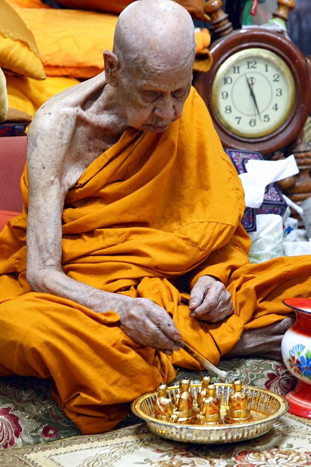 龍波嚴師父與供盤的原頁歷史照片，已修補浮水印