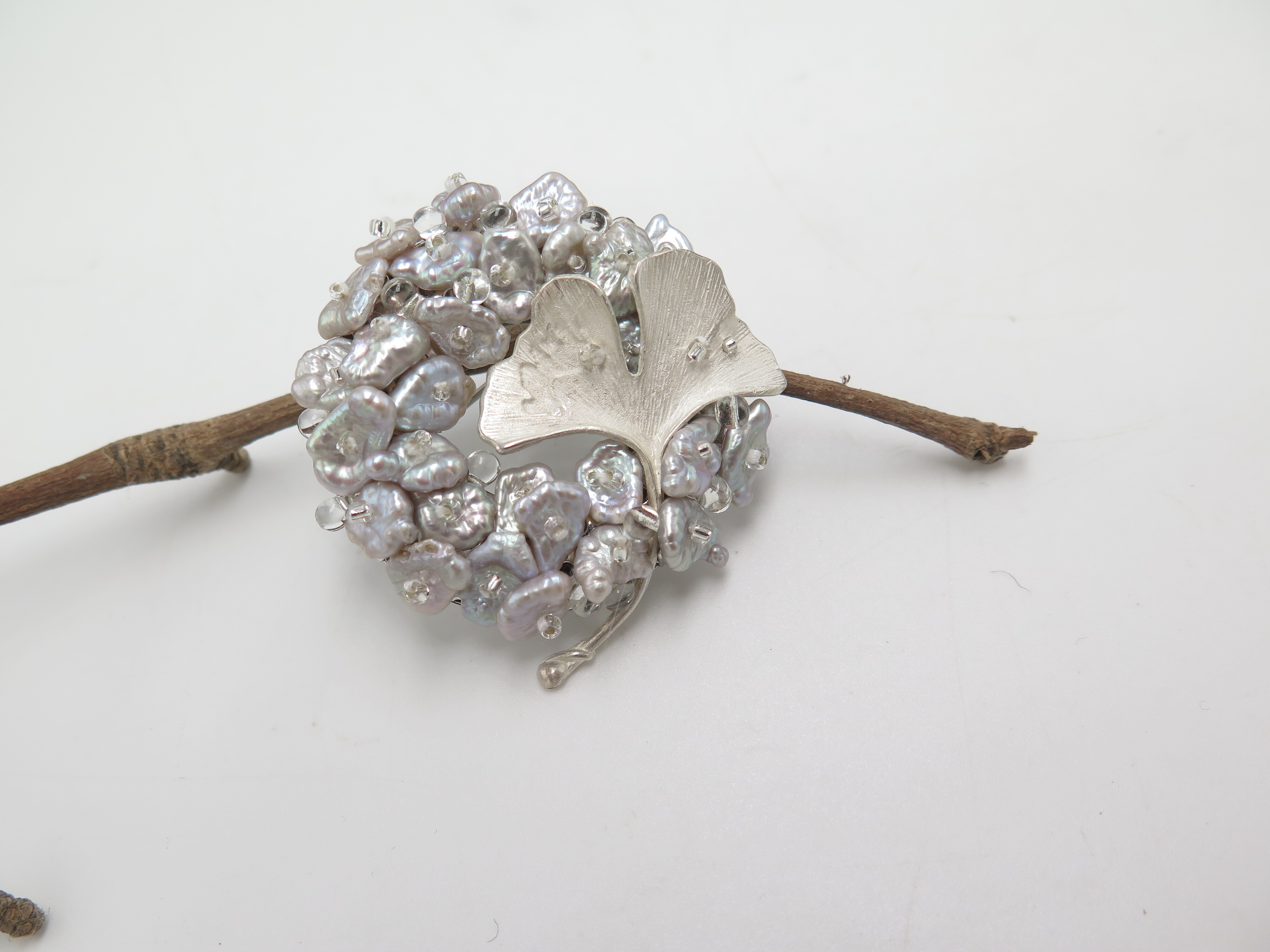 COLE COOL Hand-Beading Series - Water pearl Ginkgo Leaf Brooch
