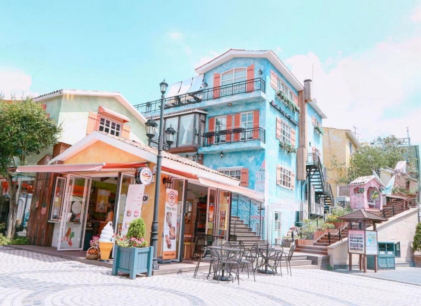 粉藍色韓式小店與石板街景