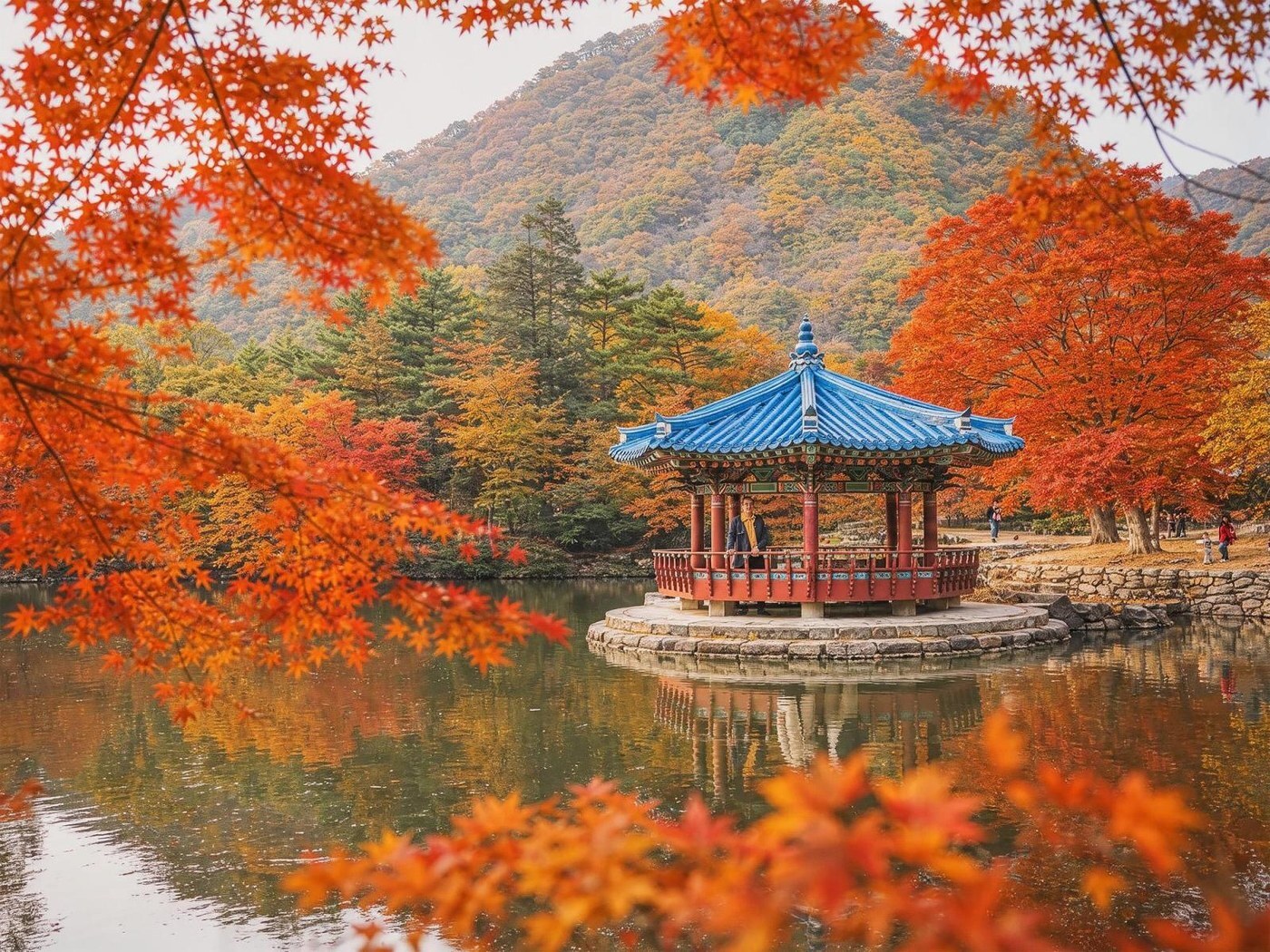 湖心涼亭倒映紅葉景色