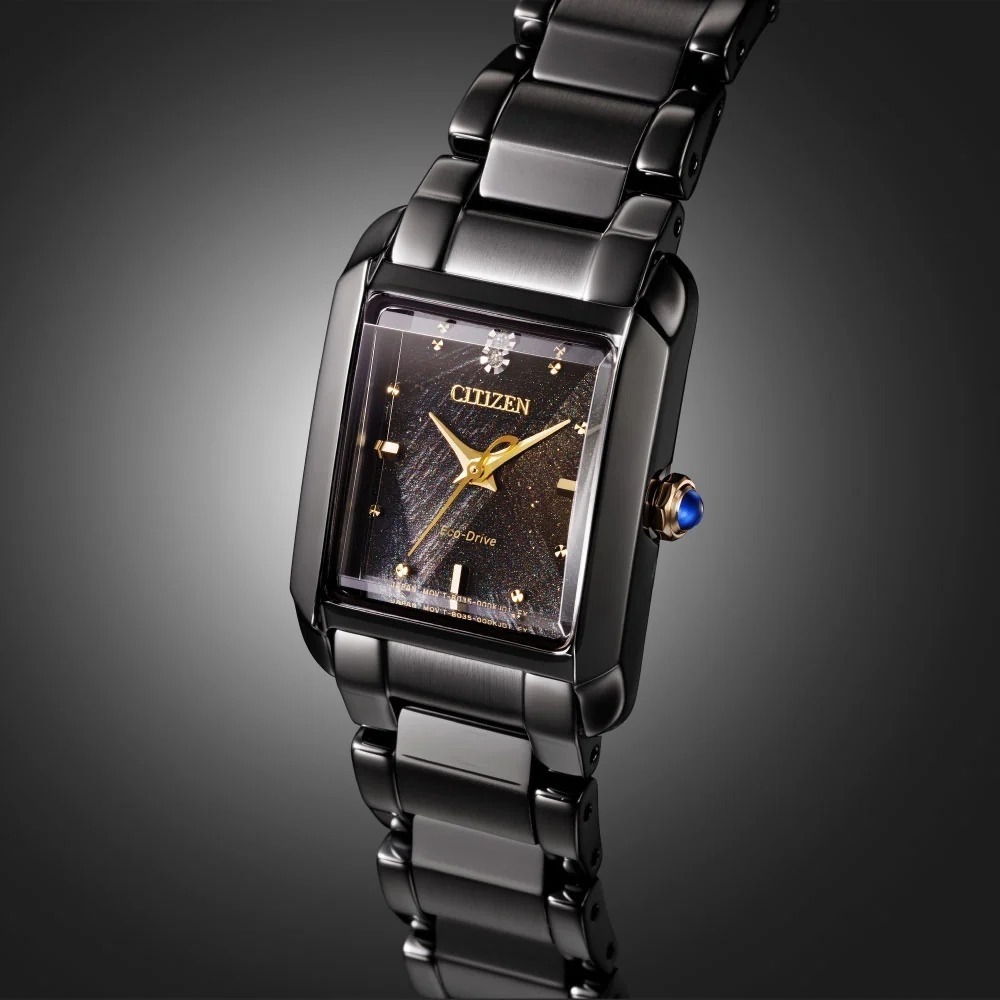 萬年鐘錶 - Citizen 星辰錶 LIGHT in BLACK 闇影之光 50週年限量典雅方形鑽石光動能女錶 EW5636-55E 錶徑21.5MM