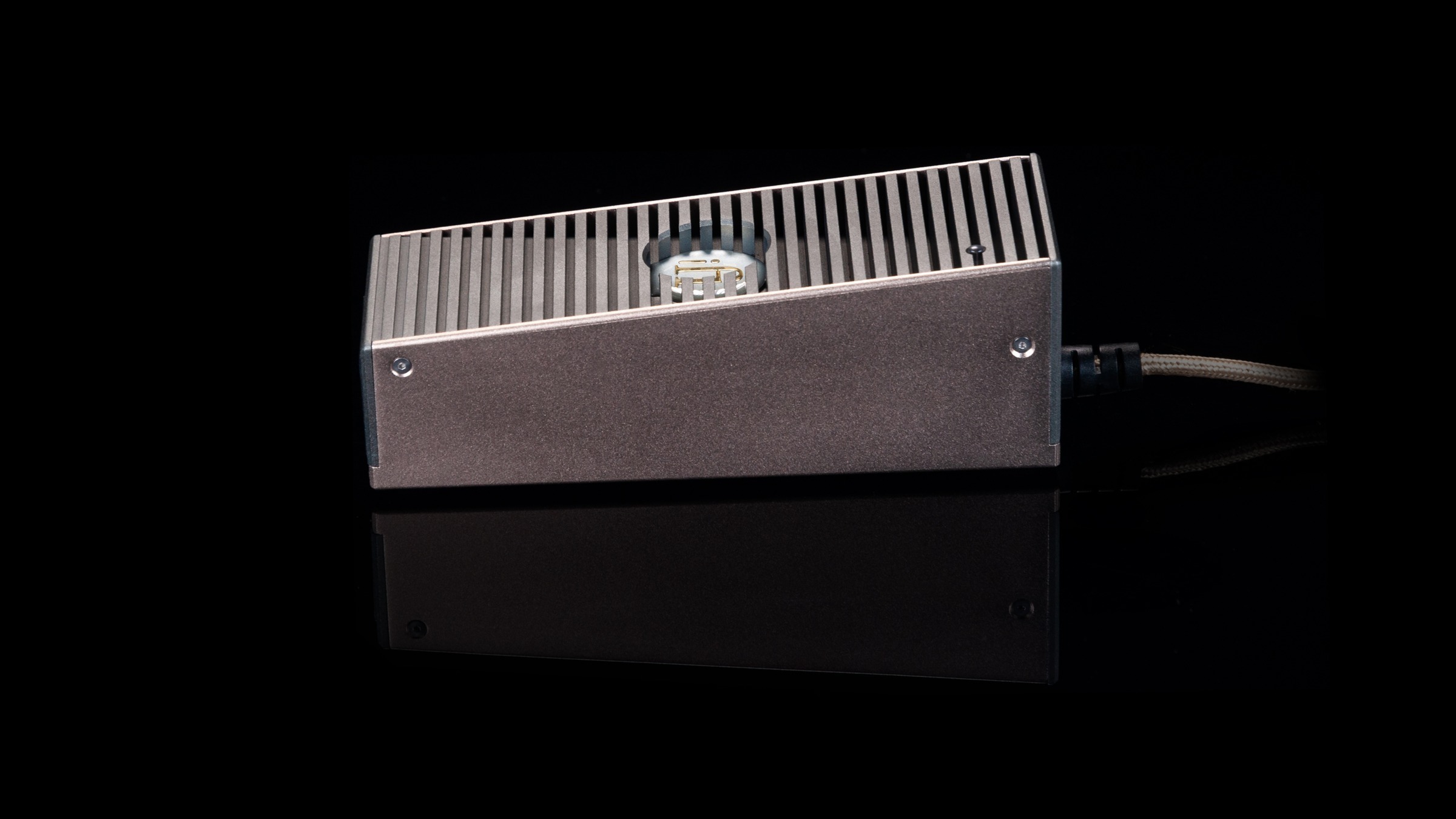 iPower Elite aluminium case and DC output cable, original manufacturer photograph