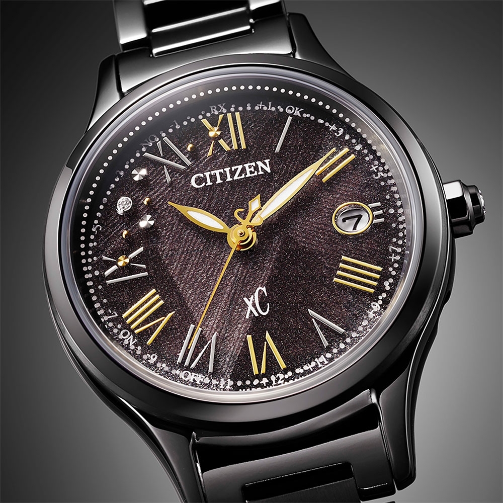 萬年鐘錶 - Citizen 星辰錶  XC  LIGHT in BLACK 闇影之光50週年限量鈦金屬光動能電波女錶 ES9495-59E 錶徑27MM