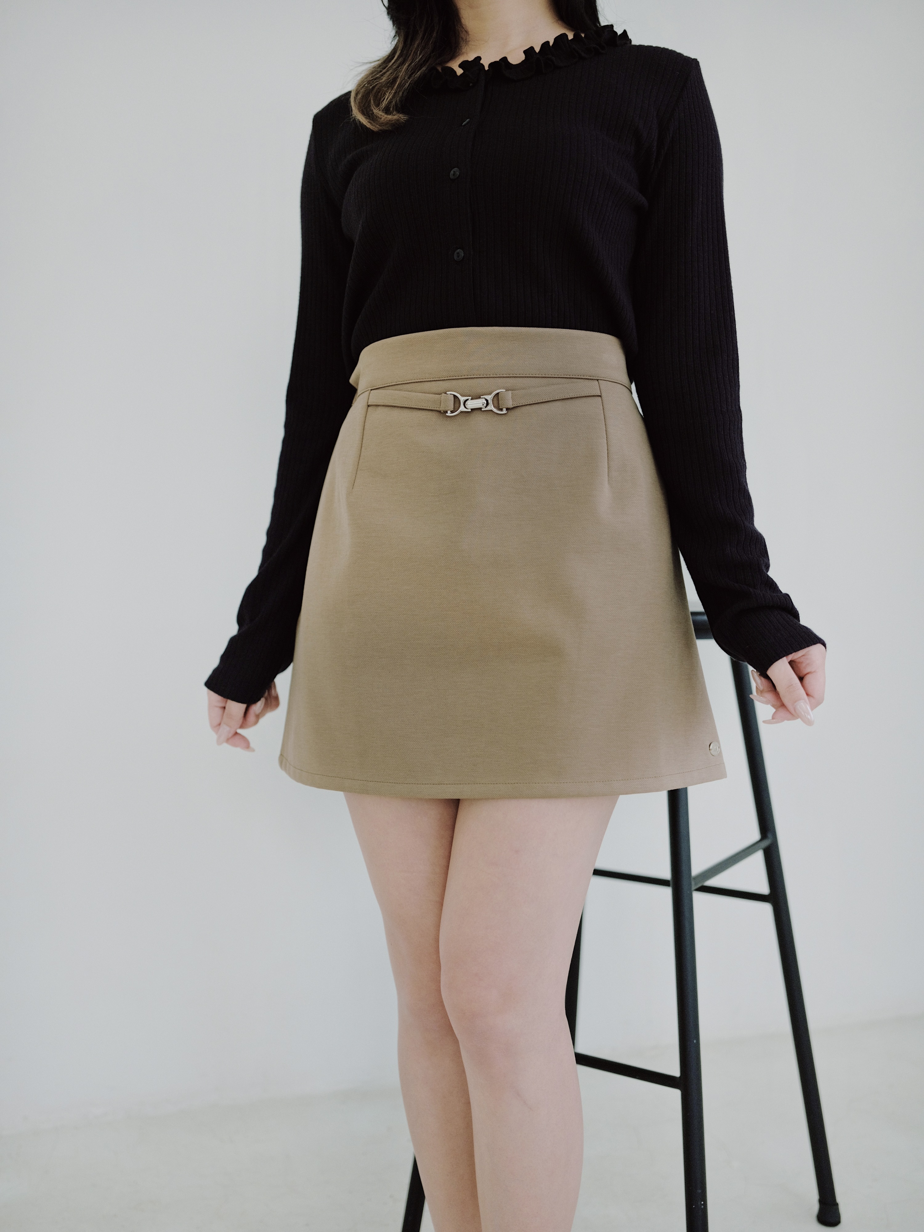 三色 / 氣質感小對扣打褶短裙 / Elegance Decorative Clasp Mini Skirt