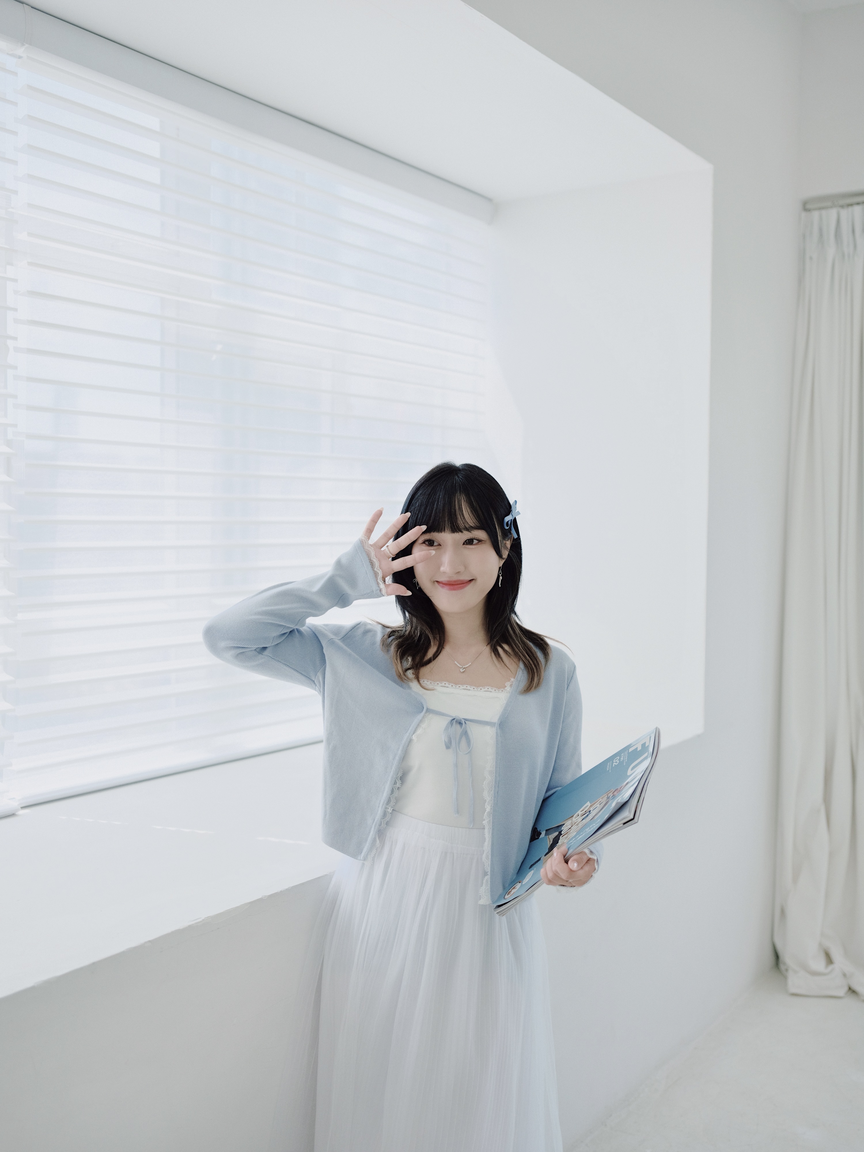 三色 / V領蕾絲針織長袖外套 / V-Neck Lace-Trim Cardigan