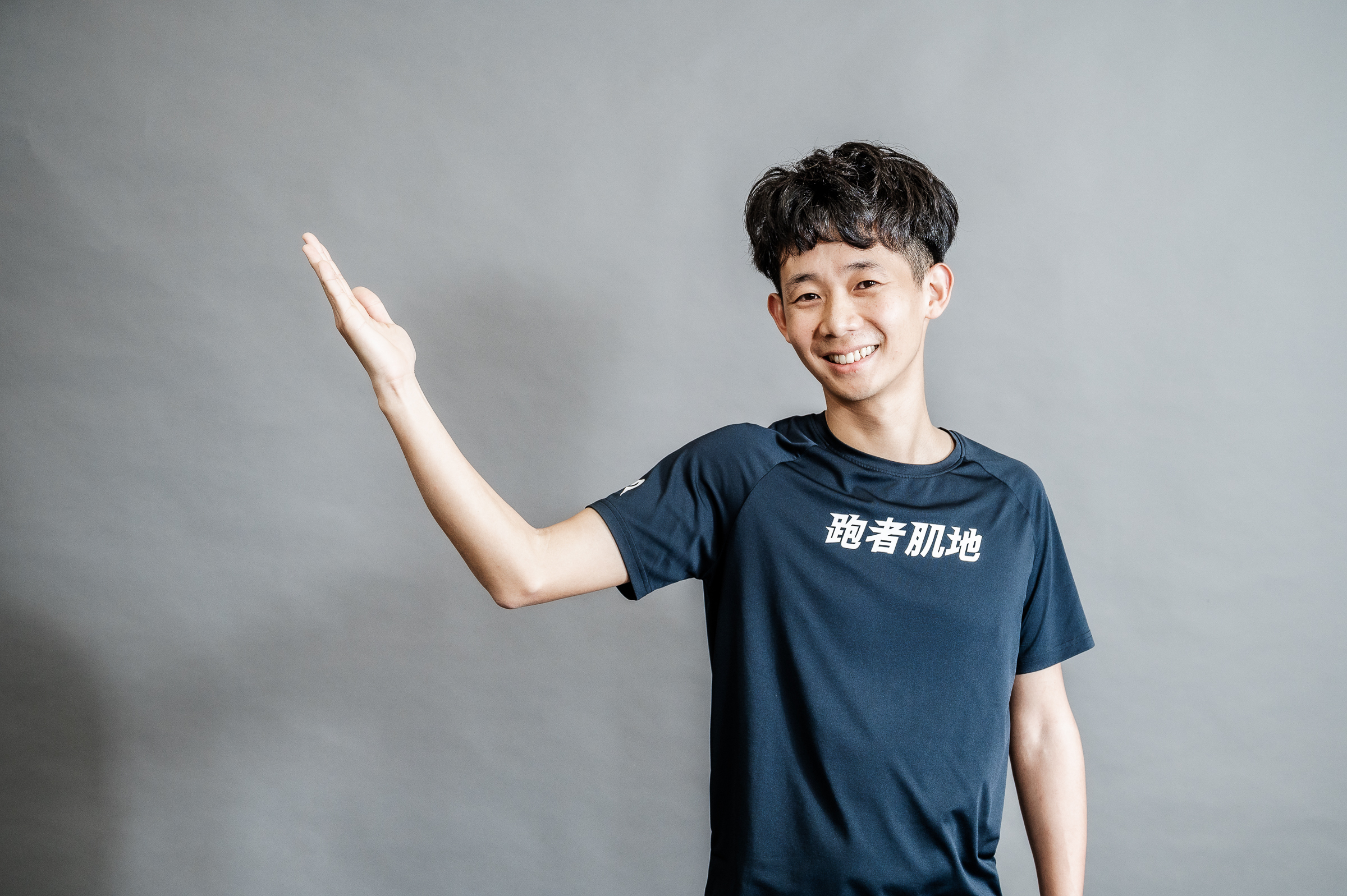 小偉教練面向鏡頭,引導跑者記錄訓練補給