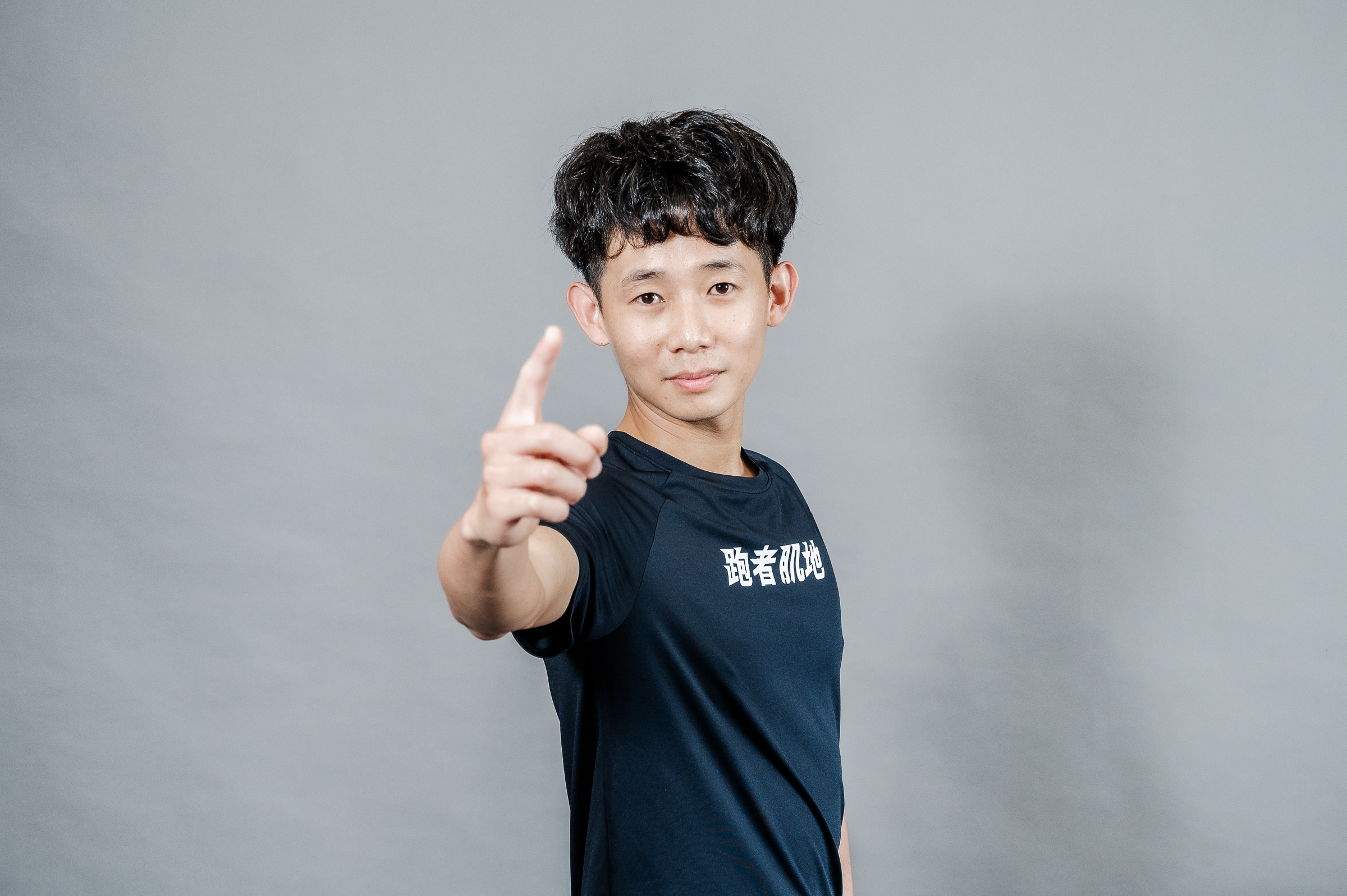 小偉教練引導跑者規劃補給