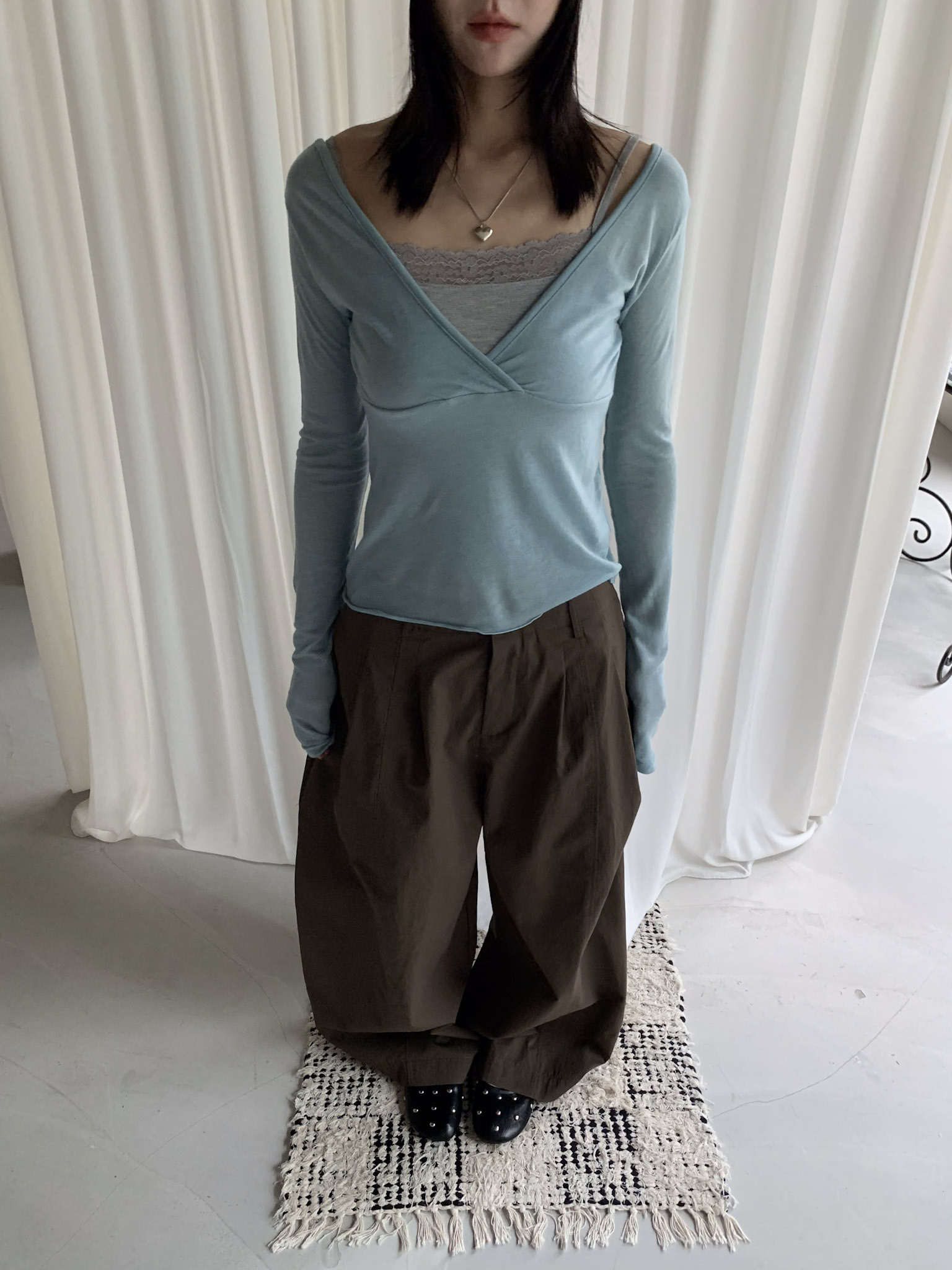 ISA_多層次季節 果凍透感大v領捲邊上衣_61022
