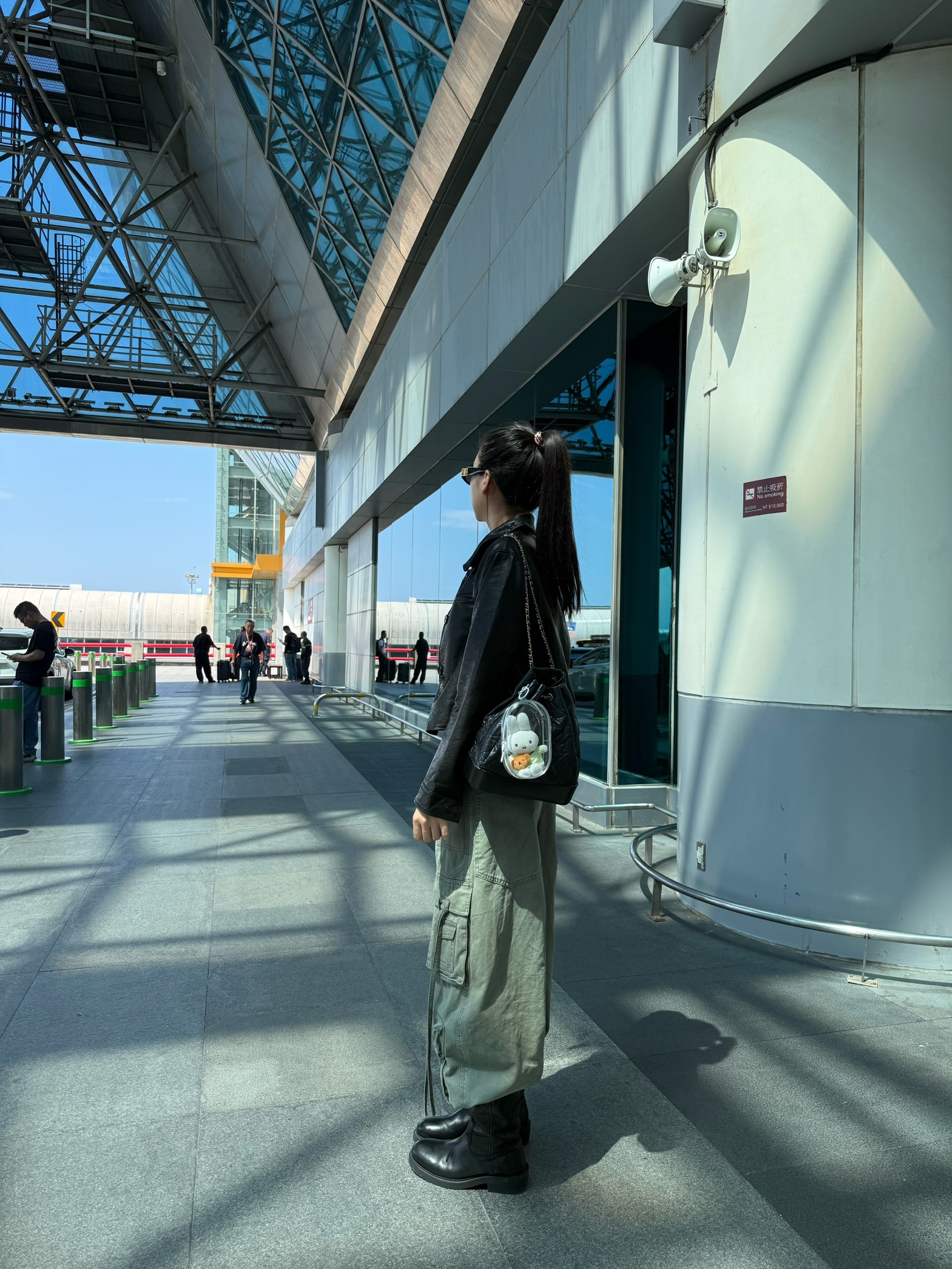 黑色圓扣真皮襯衫