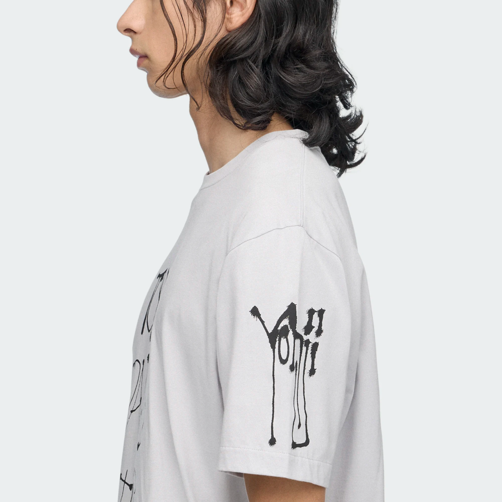 【 Y-3 CITY GFX SS TEE 聯名短TEE - 淺紫灰 】
