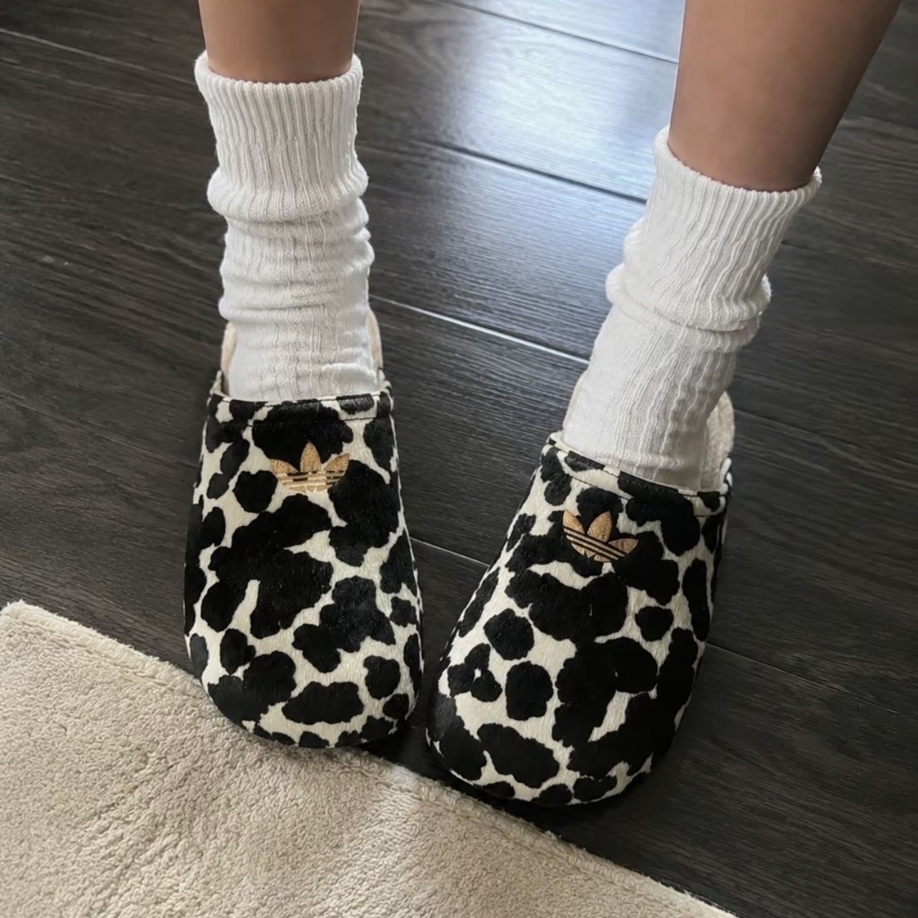 ADIDAS ORIGINALS ADIMULE 黑白 乳牛 人造毛絨 穆勒 拖鞋 包頭 懶人鞋 休閒 KI0407