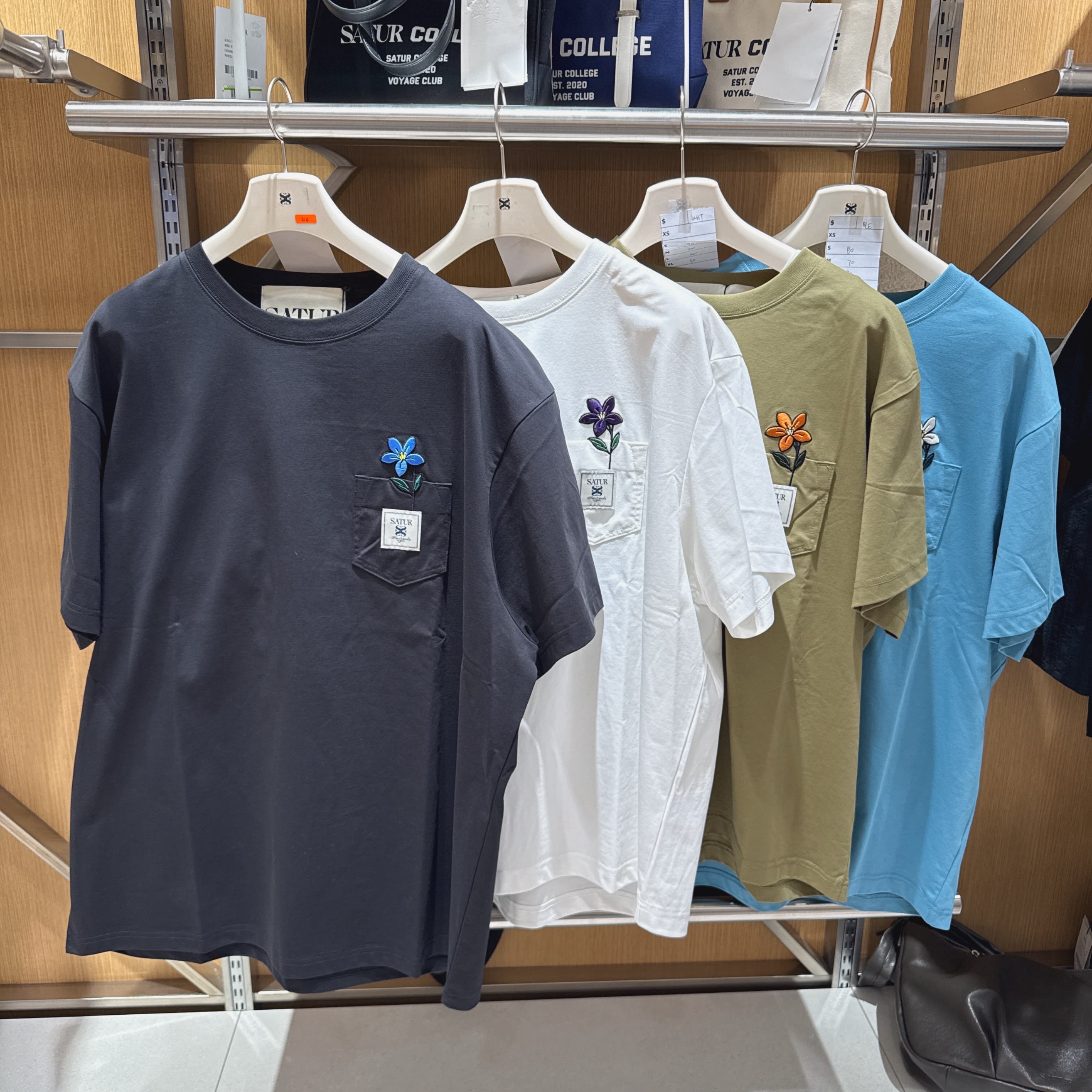 【25】SATUR W Flower Pocket T-Shirt - 4色選擇