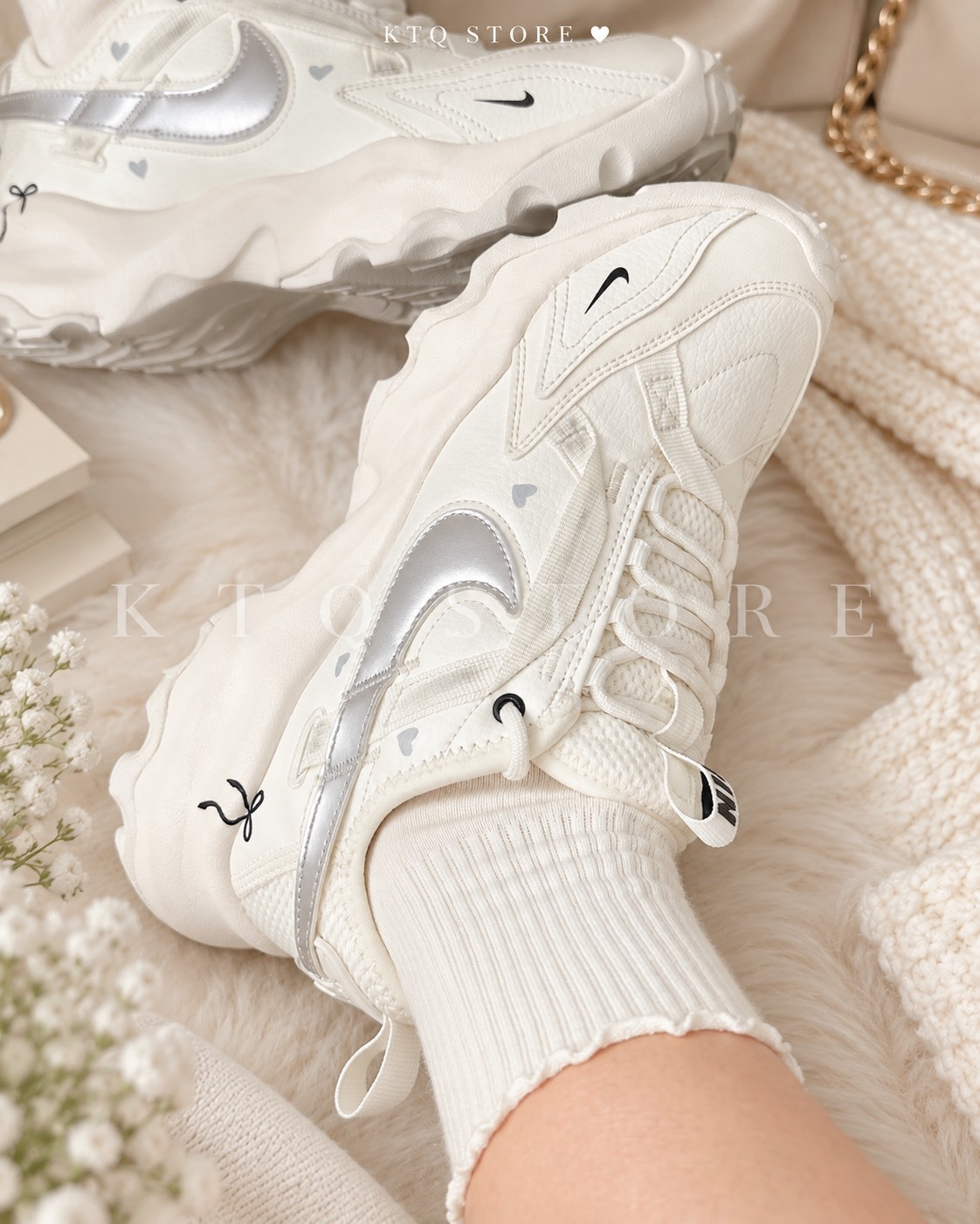 KTQ STORE ‧【定製球鞋】Nike TC 7900 銀黑絲帶 甜美 芭蕾風 愛心 蝴蝶結 減震耐磨 低幫 生活休閒鞋 男女同款 銀白色DD9682-100