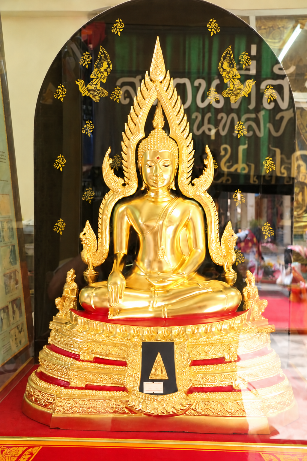 女王佛寺玻璃櫃內金色佛像