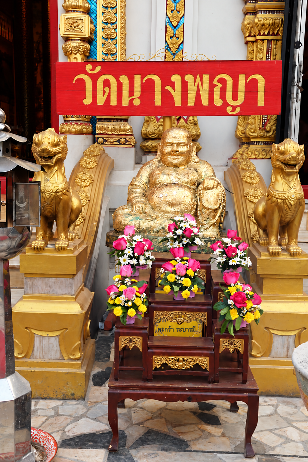 女王佛寺寺前佛像與鮮花供桌