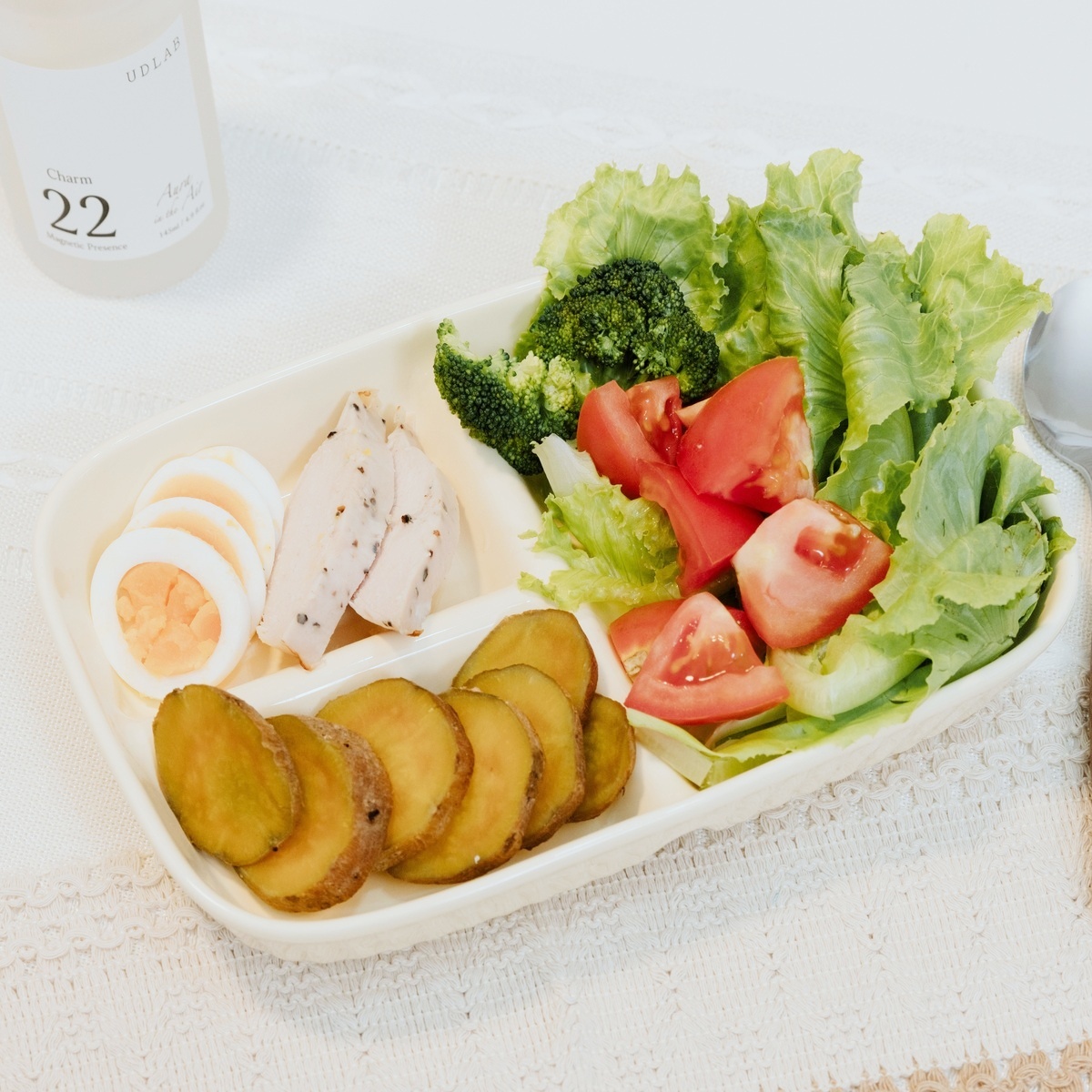 日系陶瓷分隔餐盤｜主食、配菜、水果分開放，吃飯更有秩序