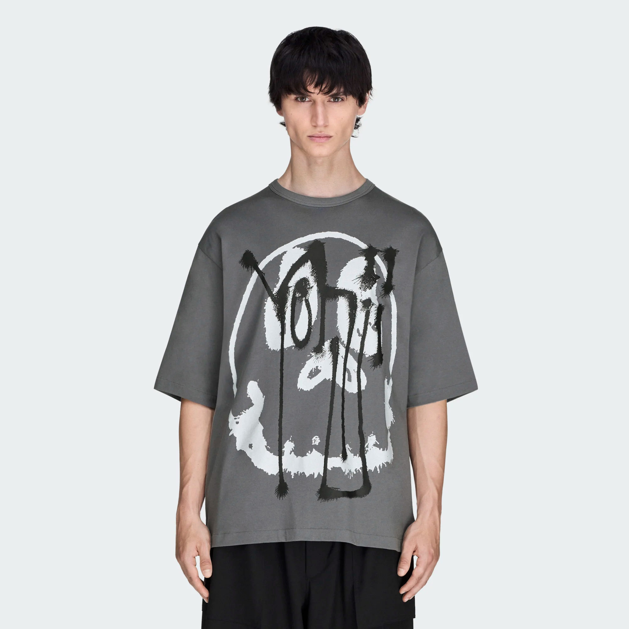 【 Y-3 SKULL GFX SS TEE 聯名短TEE - 碳灰 】