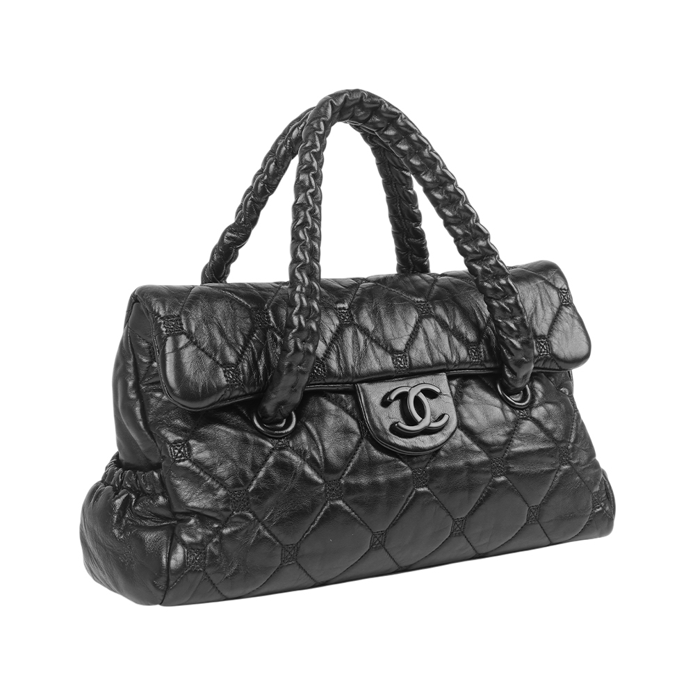 【CHANEL】So Black 黑釦小羊皮縫線菱格紋翻蓋手提包(黑色)