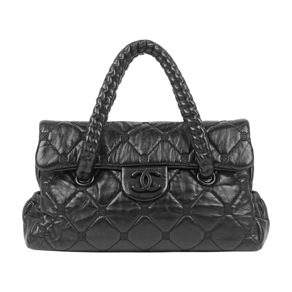 【CHANEL】So Black 黑釦小羊皮縫線菱格紋翻蓋手提包(黑色)