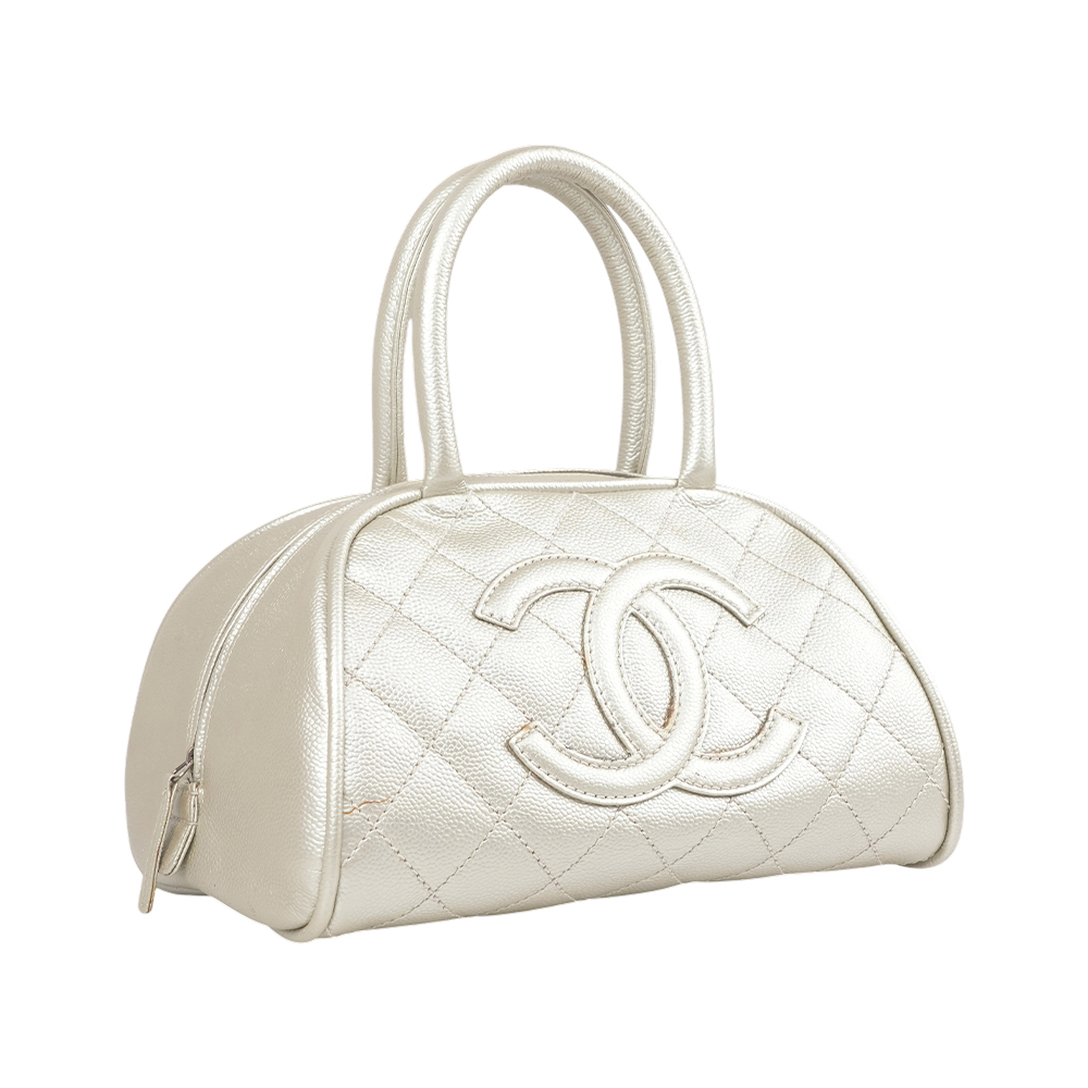 【CHANEL】縫線Logo 粒紋牛皮手提保齡球包(珠光銀)
