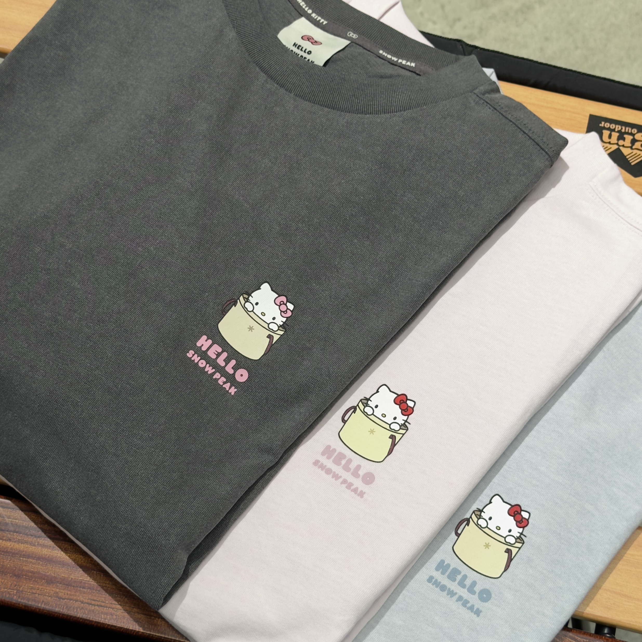snow peak X Hello Kitty 聯名 Pigment Women Long Sleeve T-shirt 女款 kitty 桶 薄長袖 S26FWFTL85