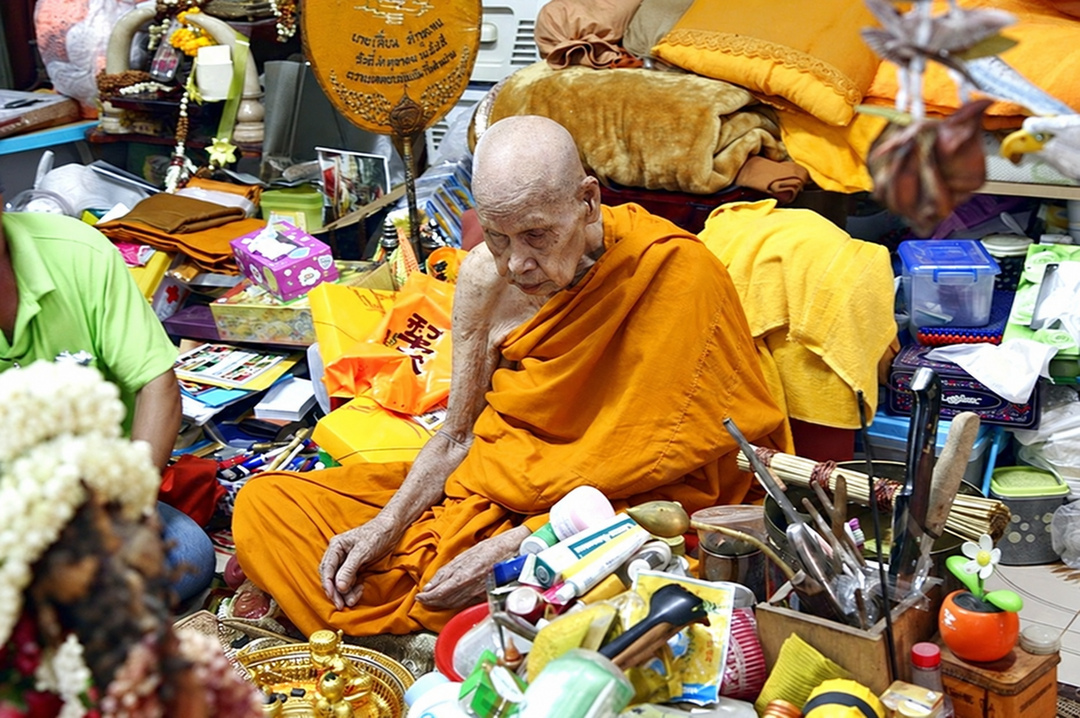 BOBI 原商品頁保存的龍波嚴生前影像，師父於室內端坐。