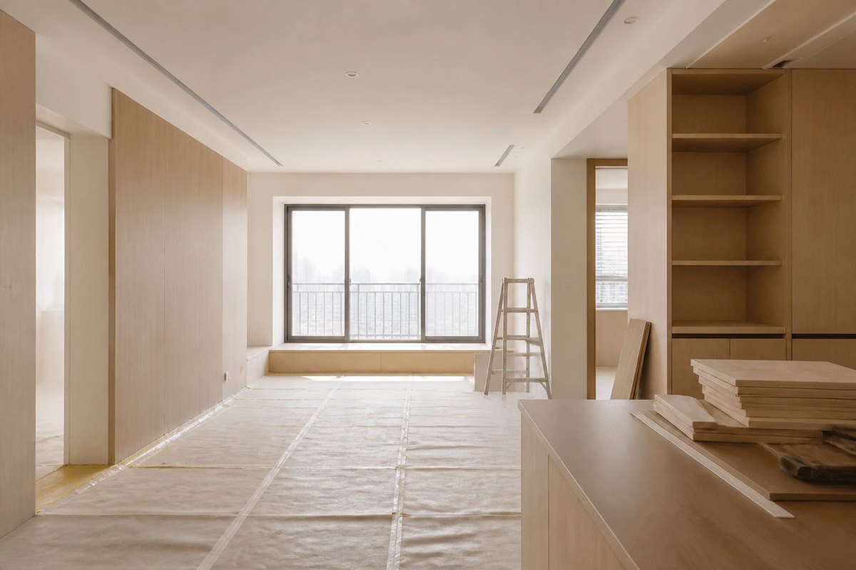 日系暖色調的裝潢中住宅空間，整潔有序的施工現場與木質元素，象徵清楚的裝潢工序與進度規劃