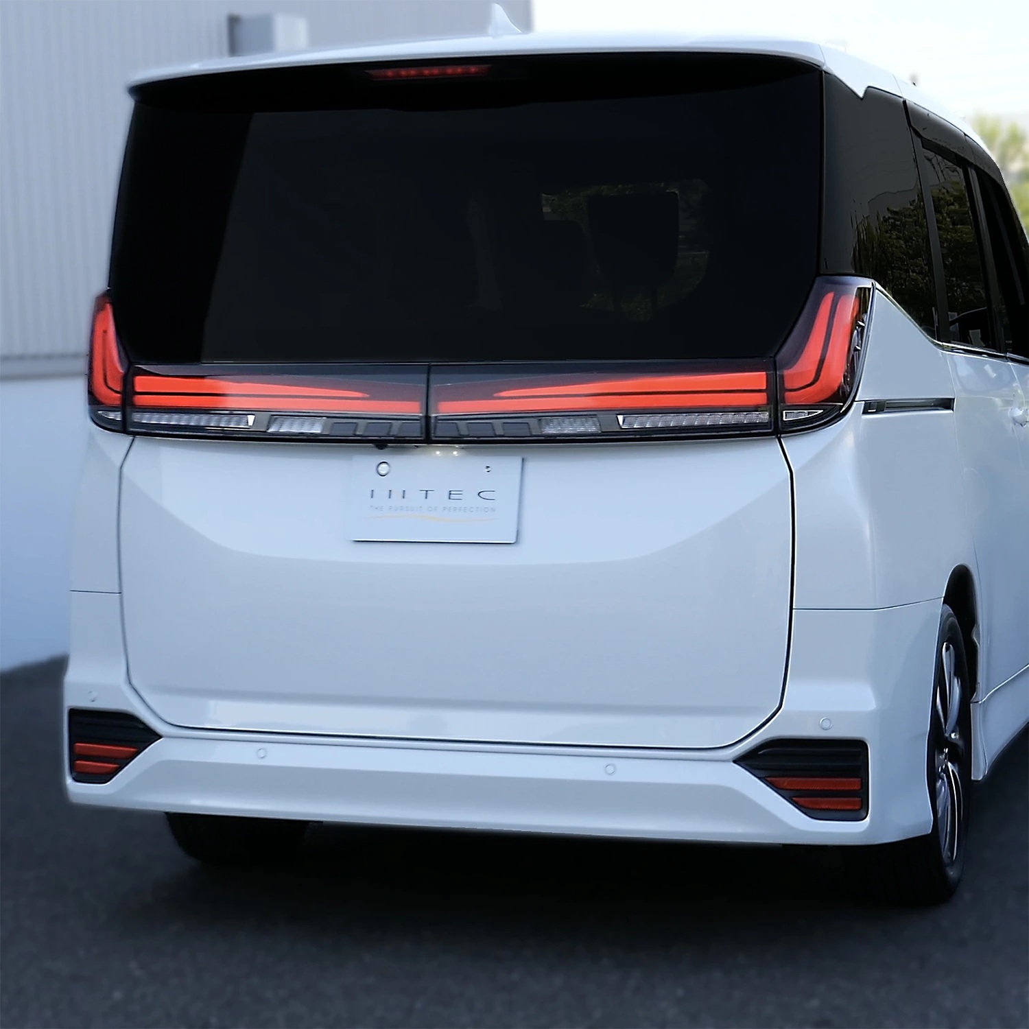 日本改裝品牌 INTEC 為 Toyota Noah / Voxy 90 系MZRA9#W / ZWR9#W，2022 年起車型）專用開發的 全 LED 尾燈組（Full LED Tail Lamp）