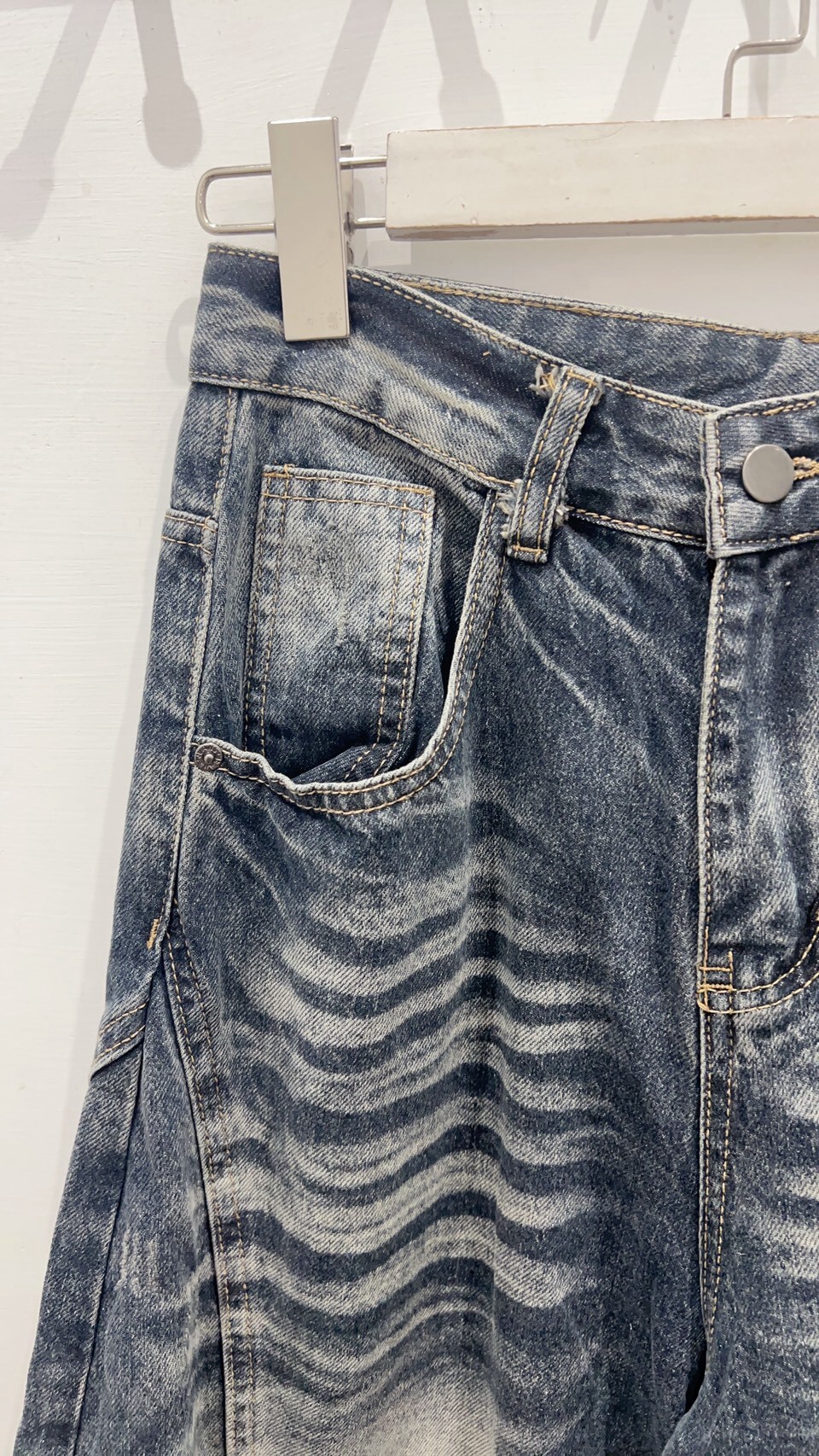 "Cat-scratch" curved-cut trousers