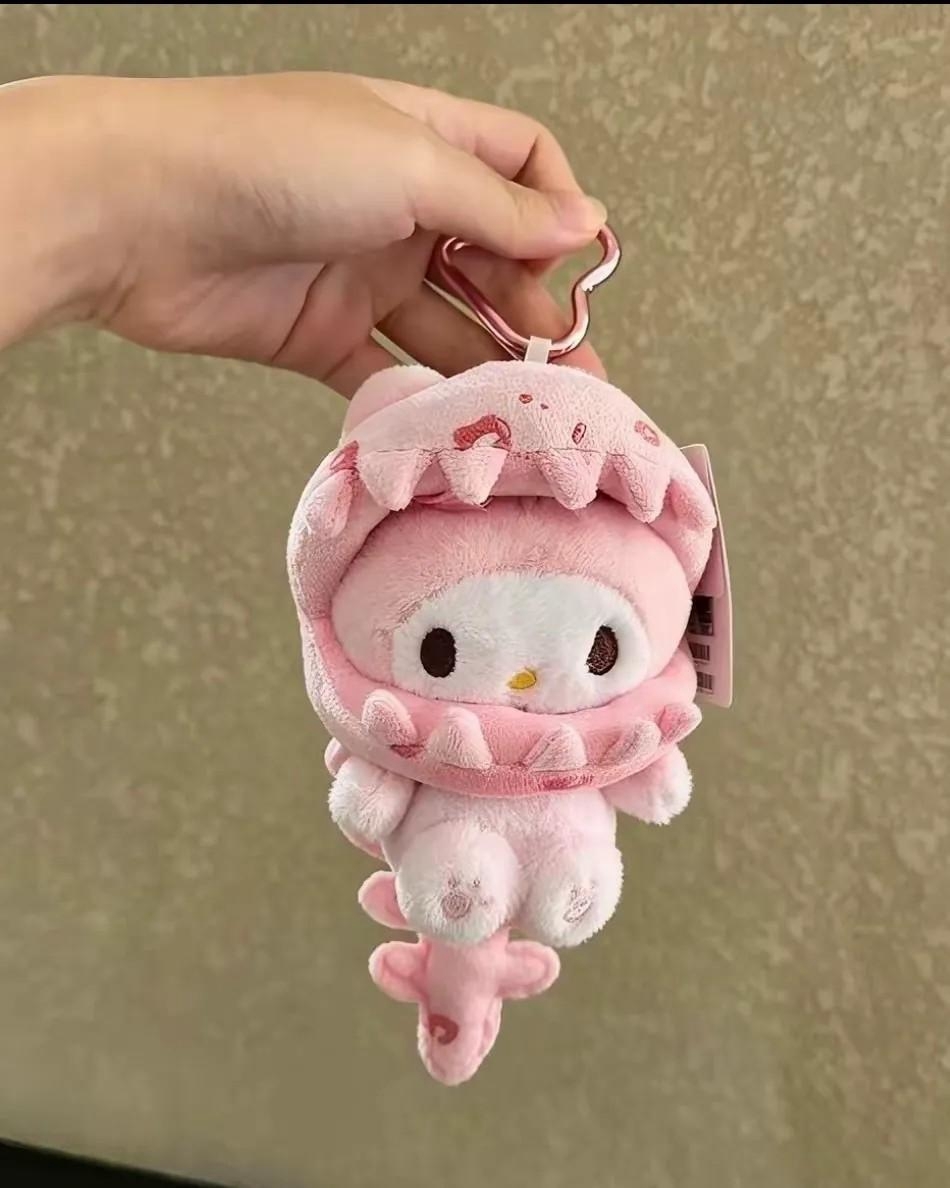 <我會瘋掉這太可愛...😭>正版授權 Sanrio x E-Strong 三麗鷗 恐龍造型可拆毛絨吊飾
