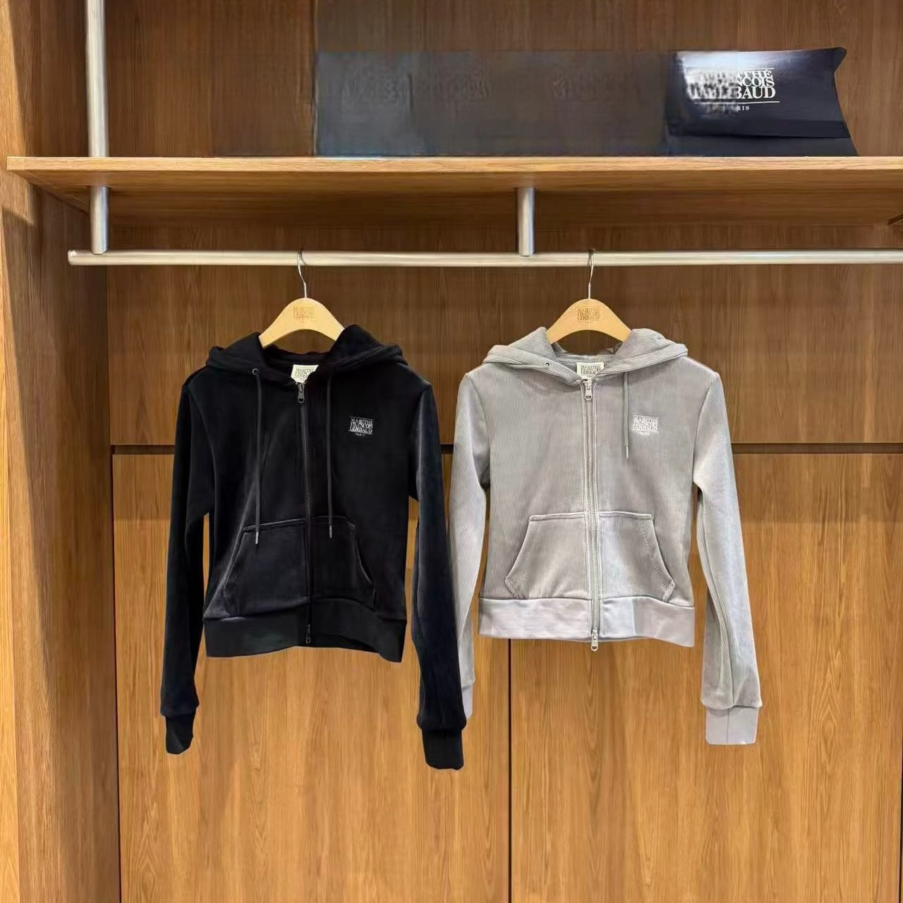 香港$930!!連線入code再減😱!! MARITHE FRANCOIS GIRBAUD (MFG)｜MFG46FHZ106 W SMALL CLASSIC LOGO SLIM FIT VELOUR CROP HOODIE ZIPUP [2 colors] M420