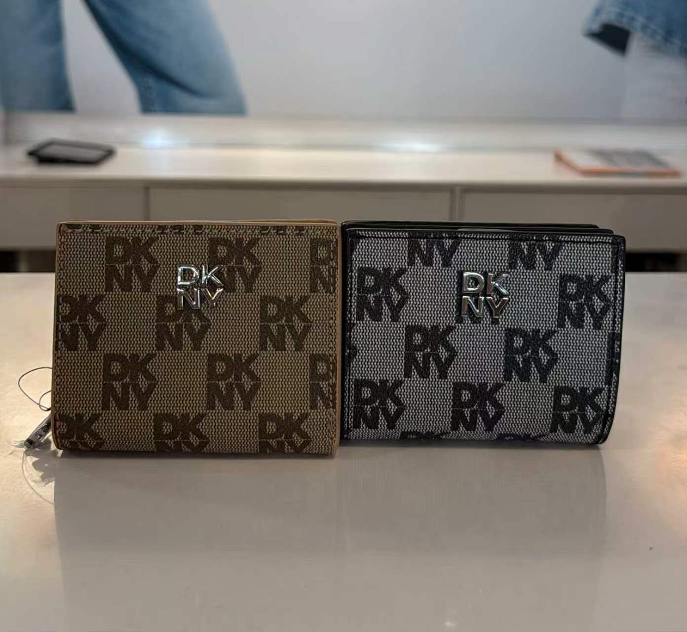 【預購】DKNY N100921 對摺銀包