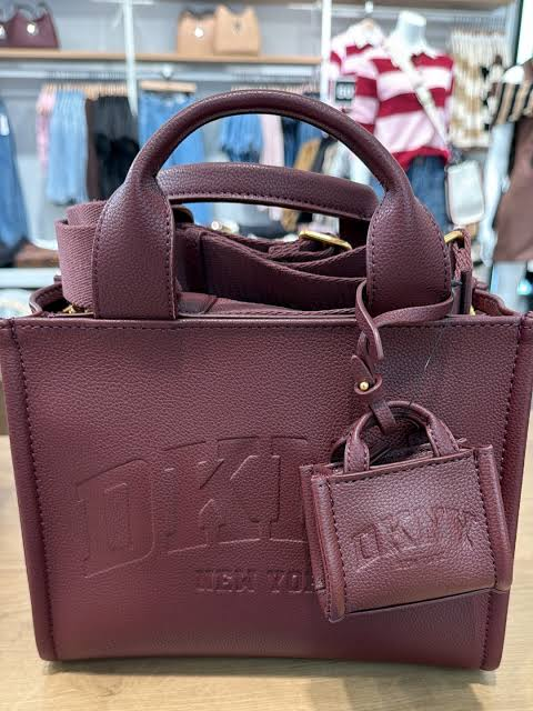 【預購】DKNY N100928 HADLEE 小號標識托特包 (酒紅色)