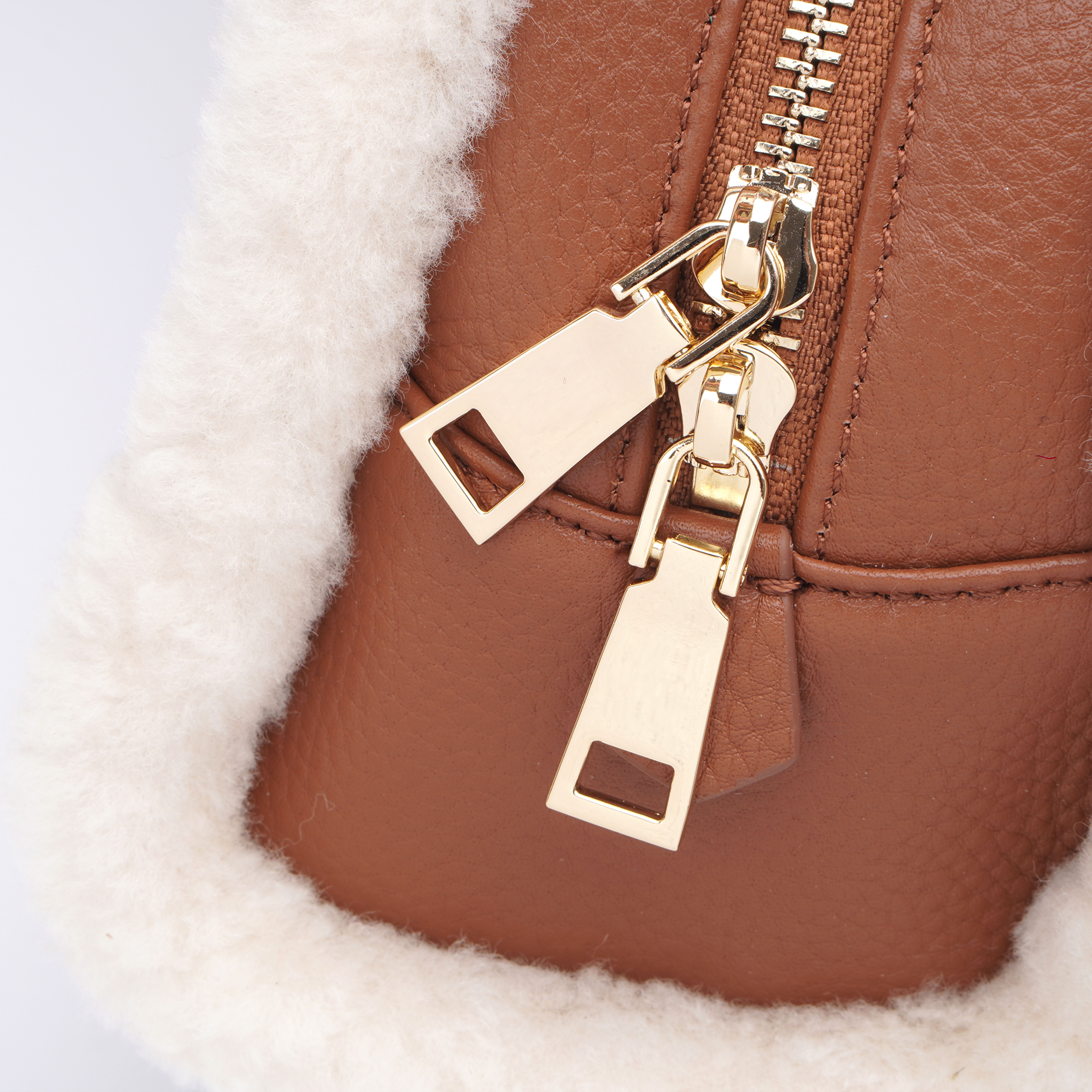 UGG 26AW Ozlana Logo Shearling Curve Bag