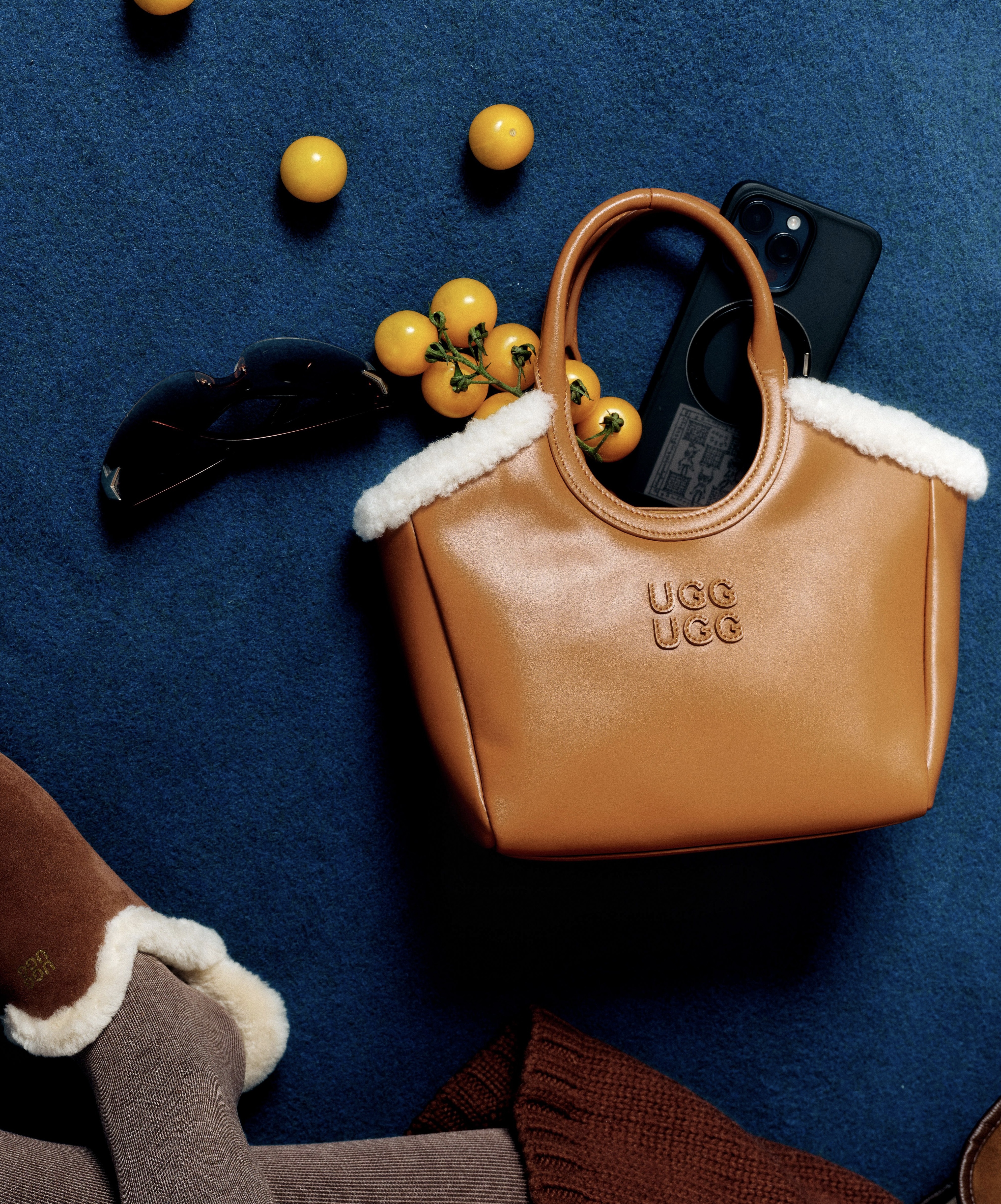 UGG 26AW Ozlana Logo Shearling Handbag