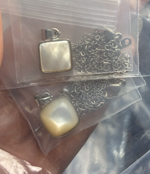 261009 - B26 白貝母隨機形狀吊墜 送鈦鋼鏈