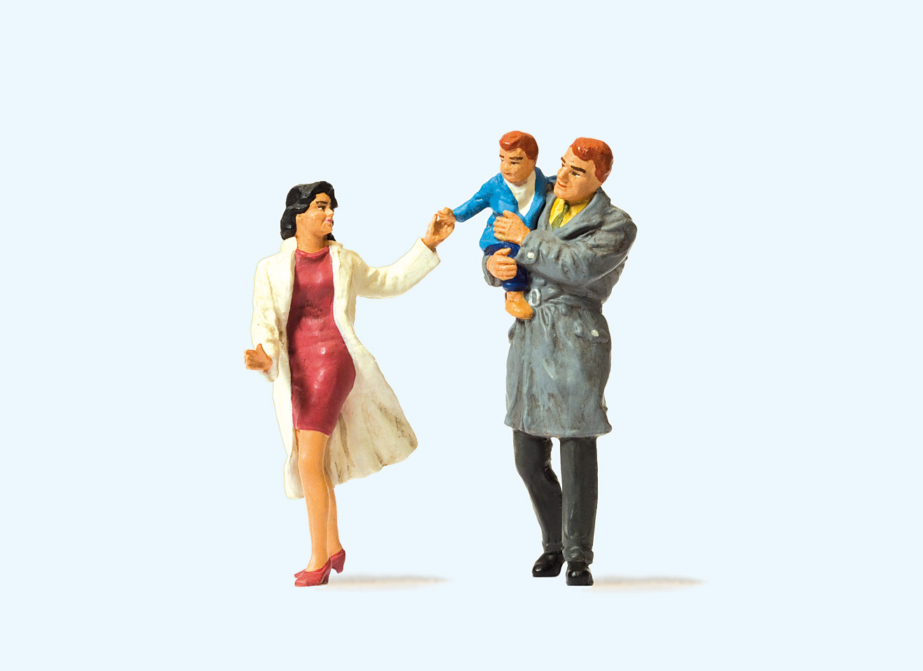 Preiser 63096 1 scale Couple with child walking