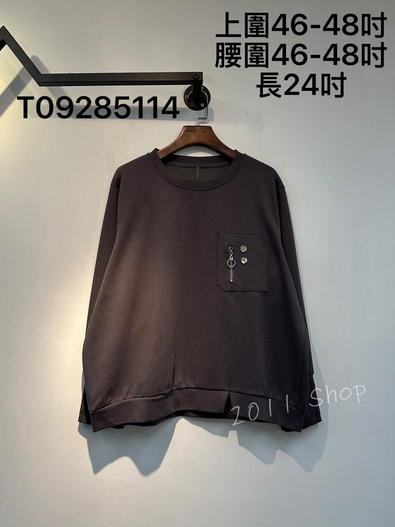 特色假拉鍊鈕扣口袋設計TOP  上圍46-48吋 腰圍46-48吋 長24吋  T09285114