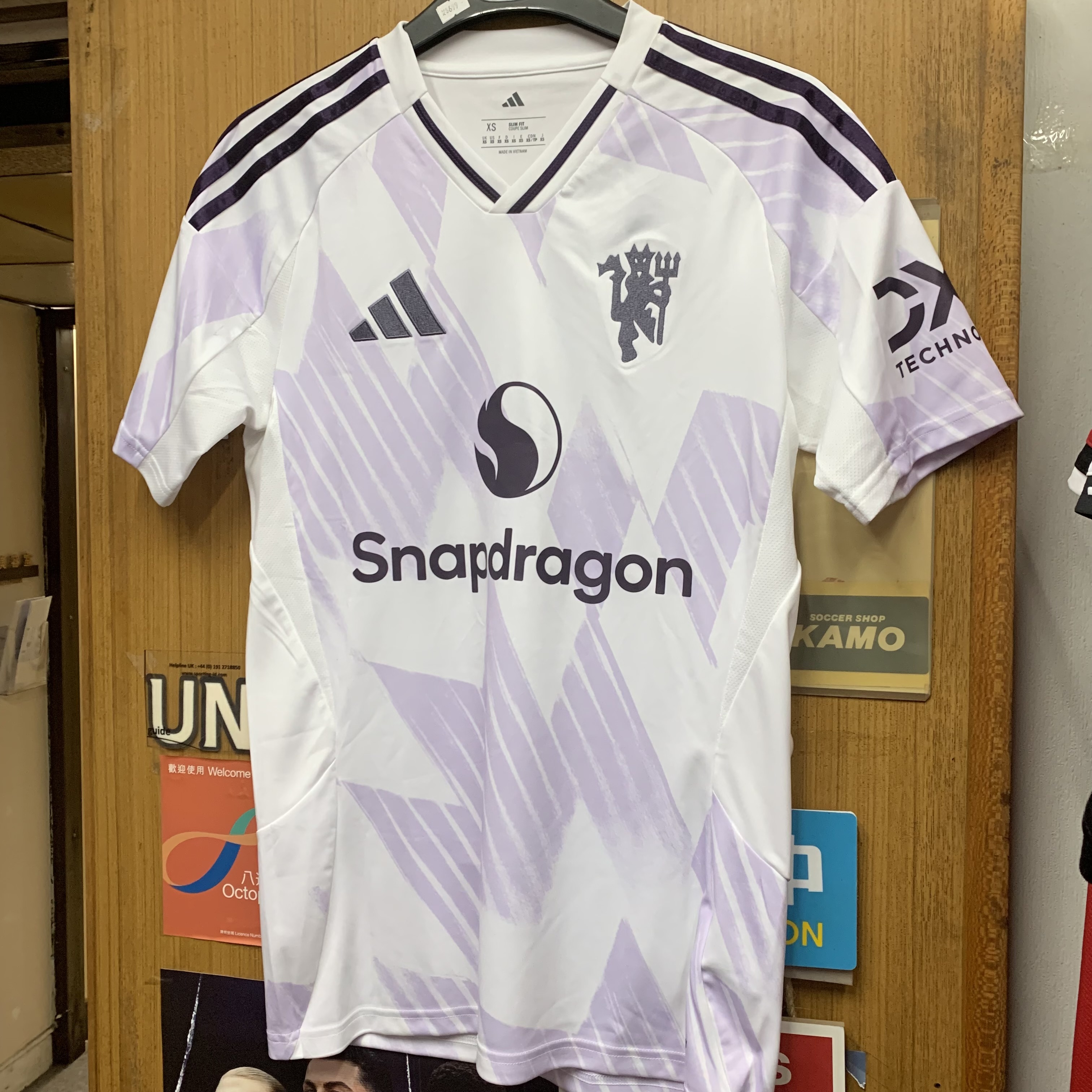 2025 Manchester United Away Shirt with 8 FERNANDES