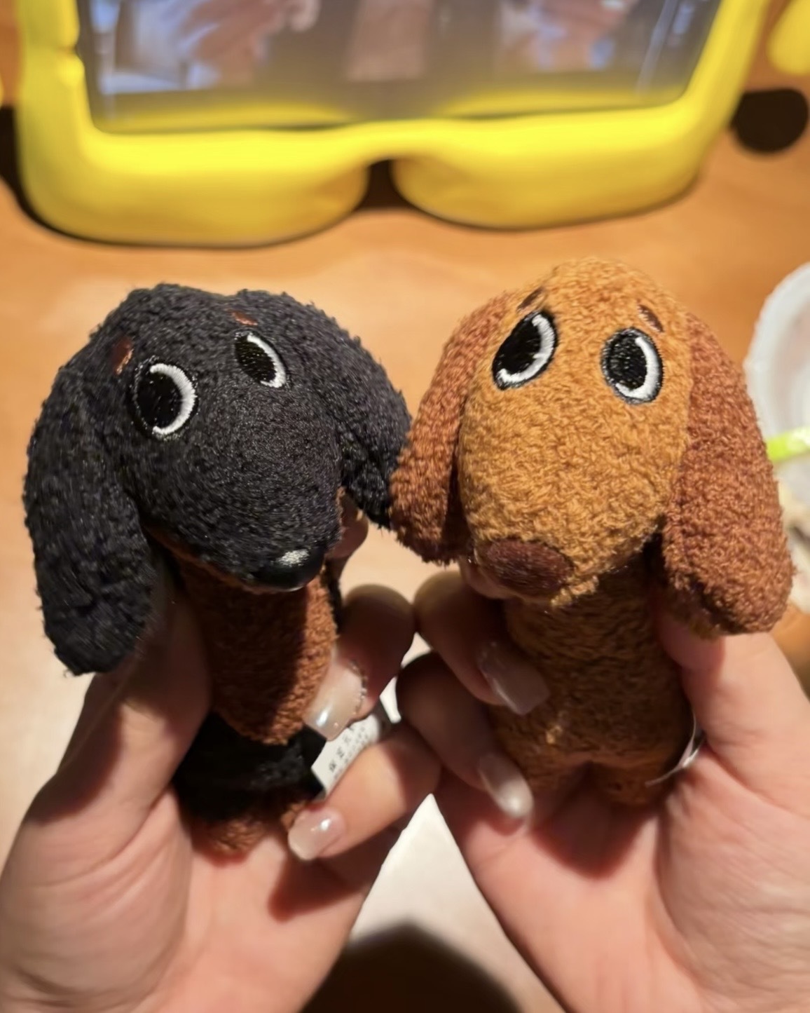 Hello Dog 呆萌 心虛 毛絨 臘腸狗 吊飾 鑰匙圈 兩款