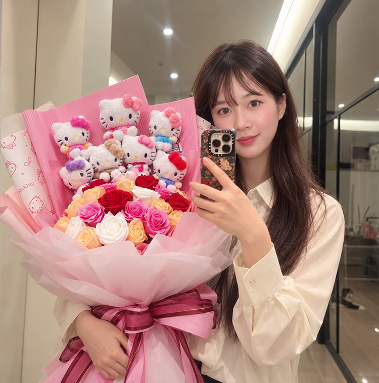 Hello Kitty夢幻粉紅絨毛娃娃玫瑰花束,適合情人節與生日送禮