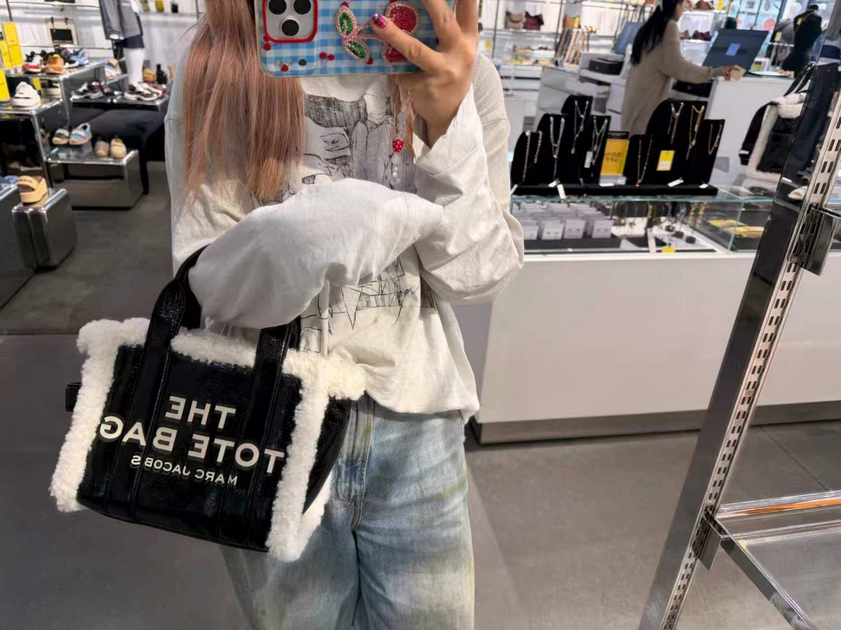 【預購】Marc Jacobs N101057 毛絨邊托特包 (黑色)