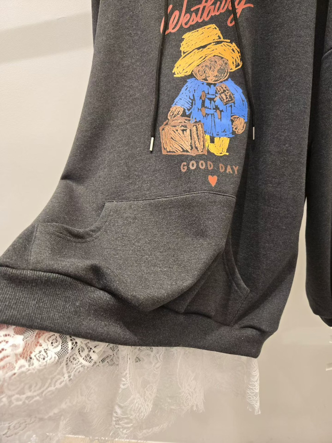 蠟筆熊連帽口袋拚蕾絲帽T