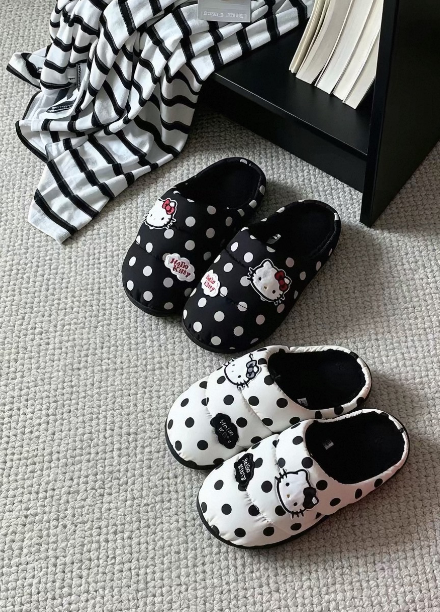 <陪你暖暖過冬❄️>正版授權 HELLO KITTY 羽絨布棉拖鞋 波點