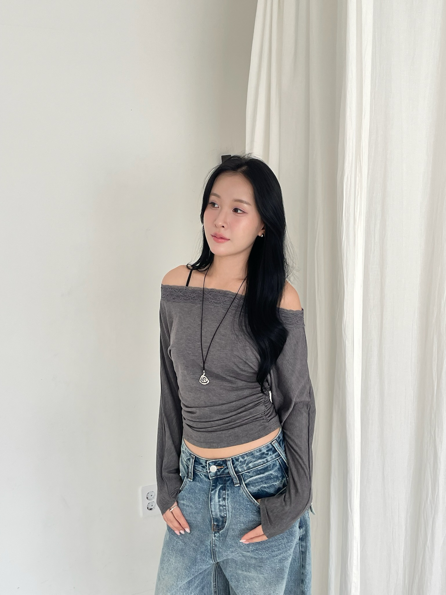 女人味蕾絲領口抓皺上衣(灰/白)