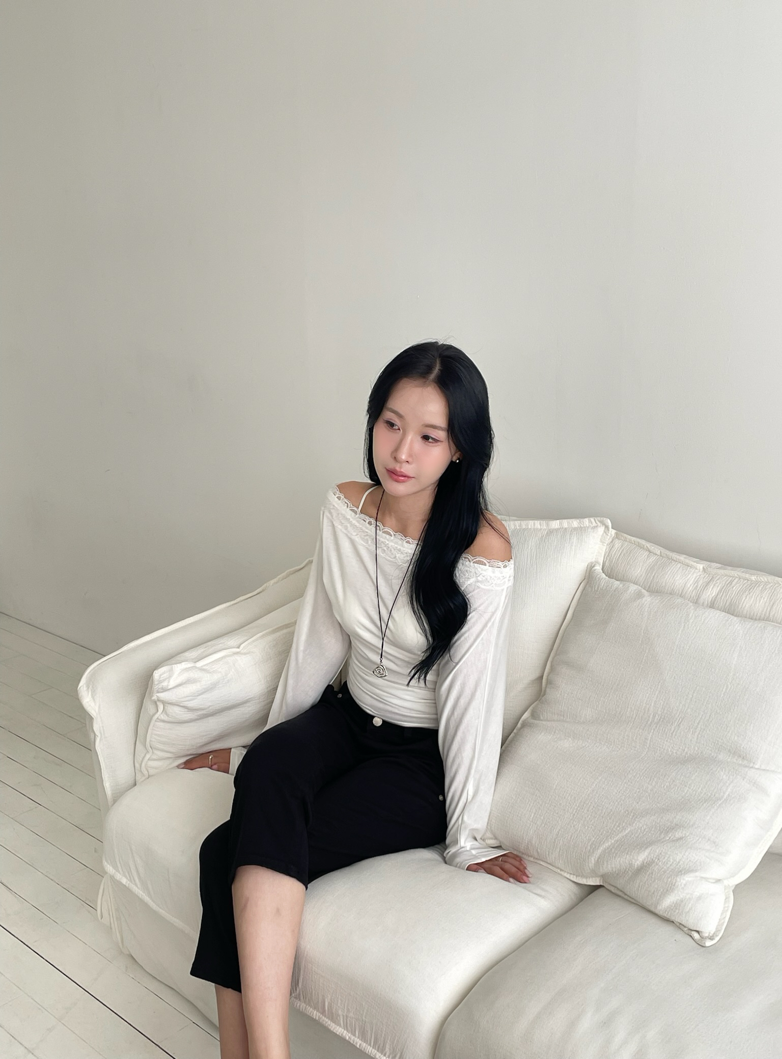 女人味蕾絲領口抓皺上衣(灰/白)