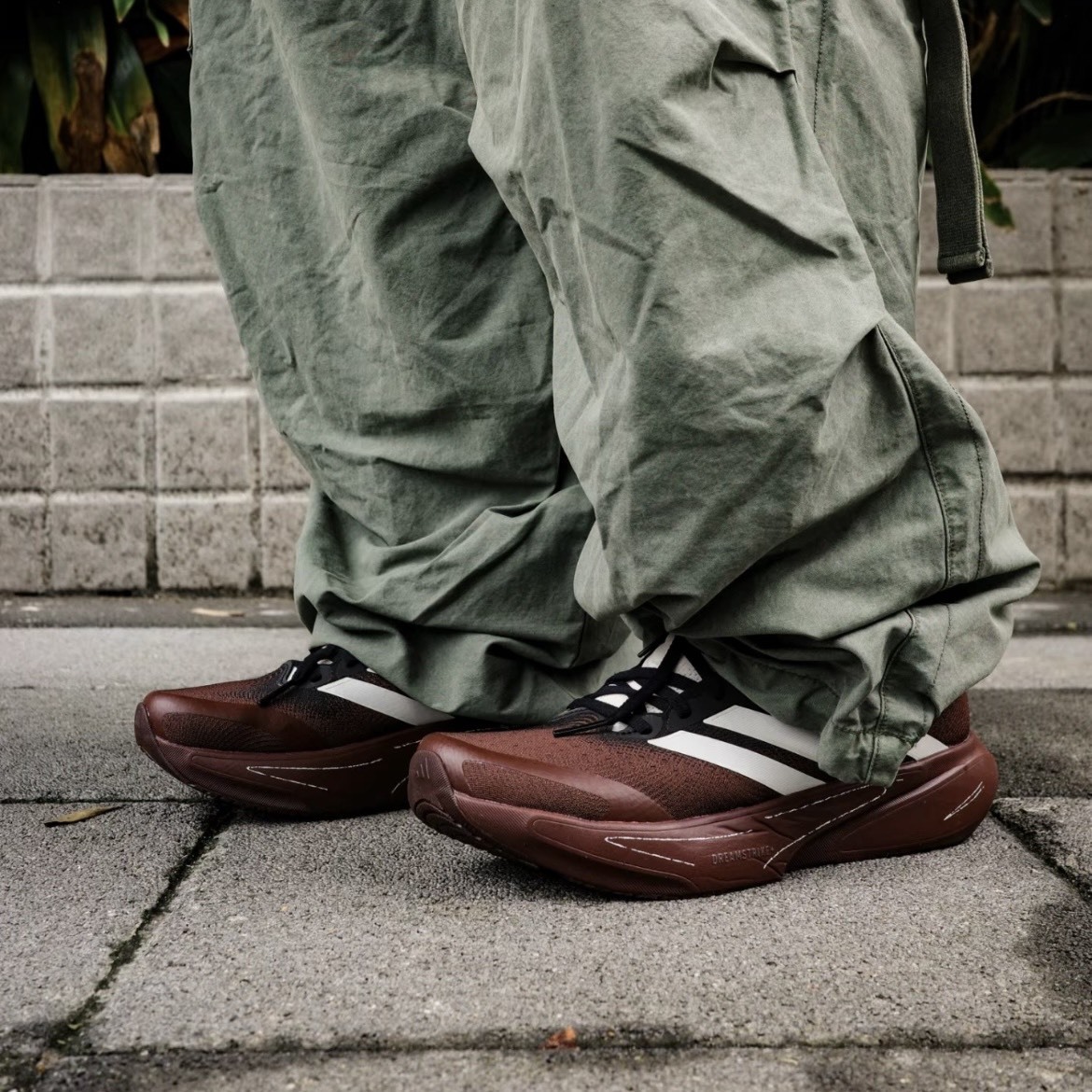 【代購】adidas × SFTM SUPERNOVA RISE 3 聯名緩震跑鞋 男款 紅棕