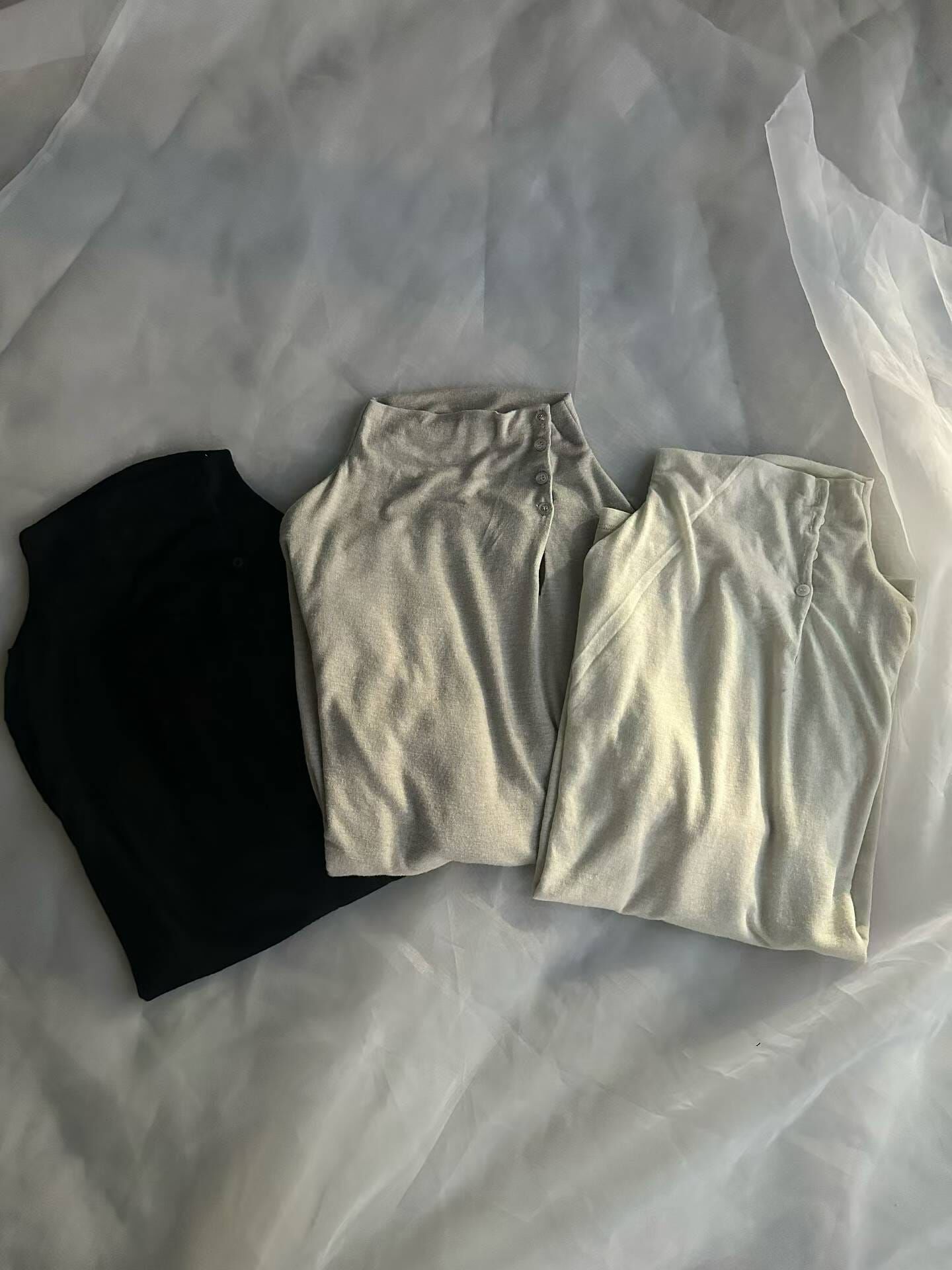 PN7214 半高領側排扣開洞透膚上衣